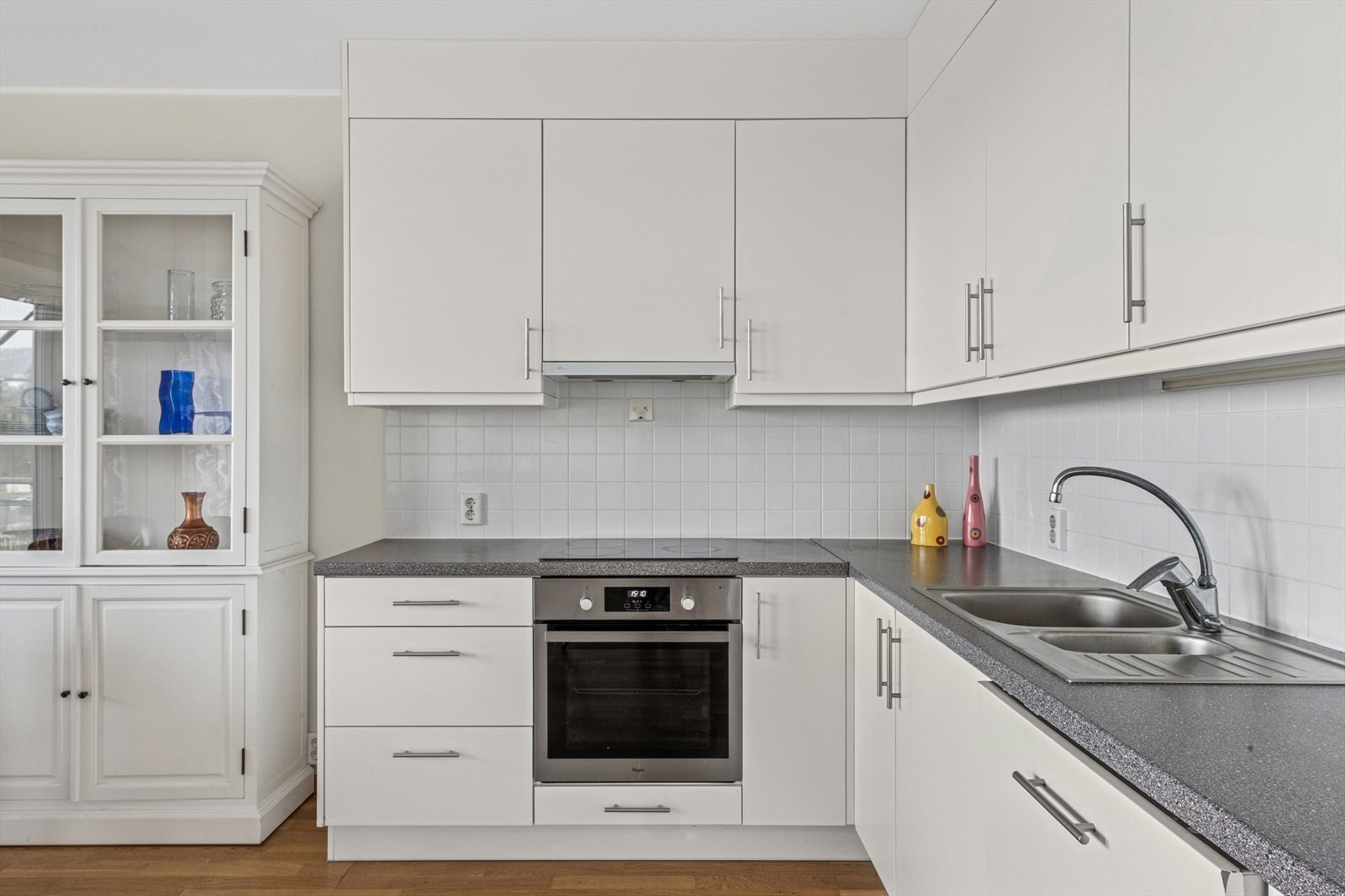 Her medfølger hvitevarer som koketopp, komfyr, oppvaskmaskin og kjøle/fryseskap. Galleribilde