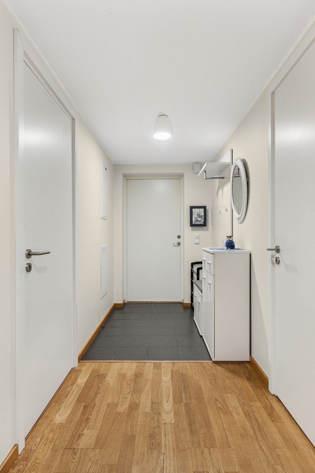 Velkommen inn!. Lys og praktisk entré med gulvvarme. Her er det plass til å sette fra seg skotøy og henge ytterklærne. Galleribilde