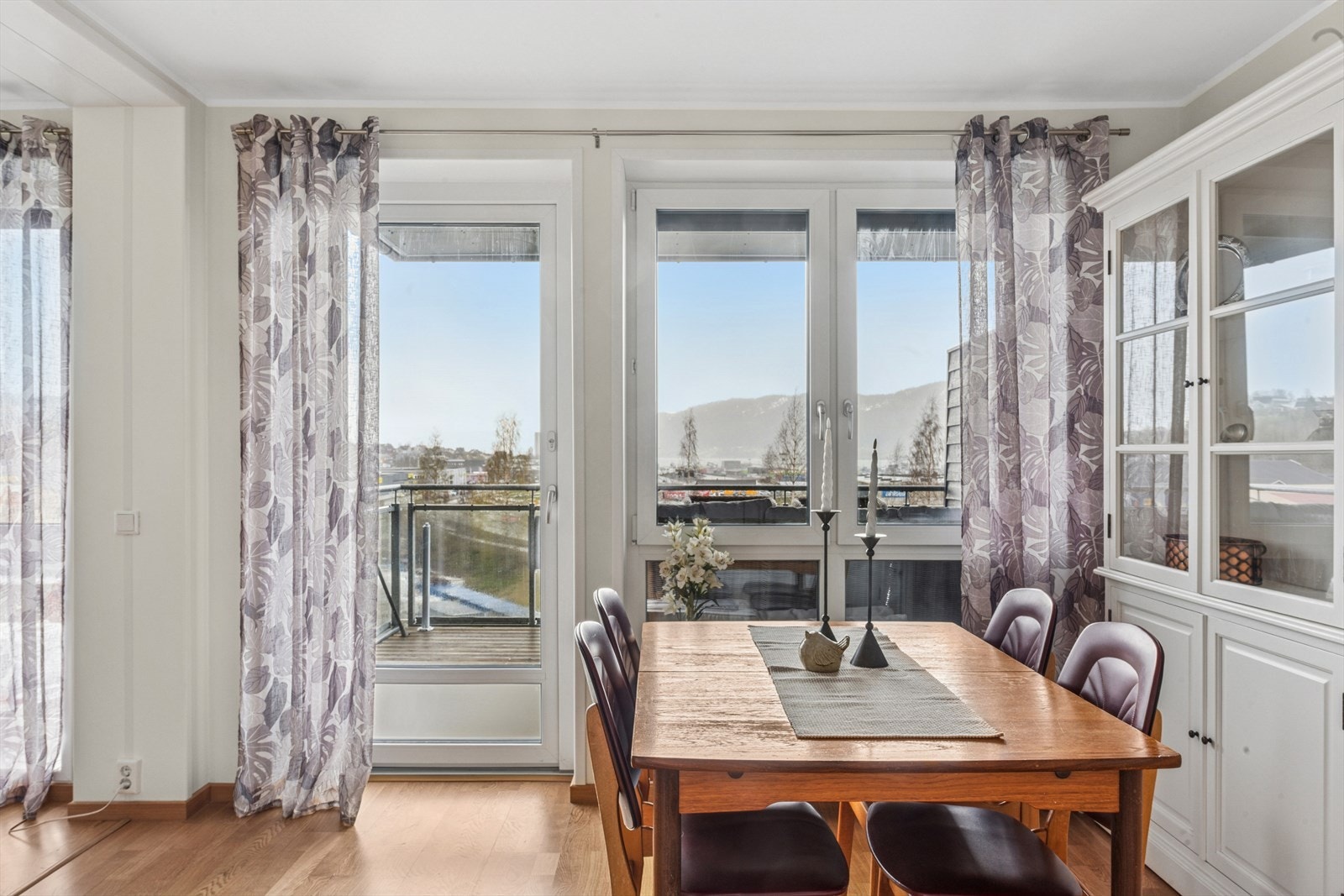 Flott utsikt fra kjøkken med spisestue. Utgang til overbygget altan. Galleribilde