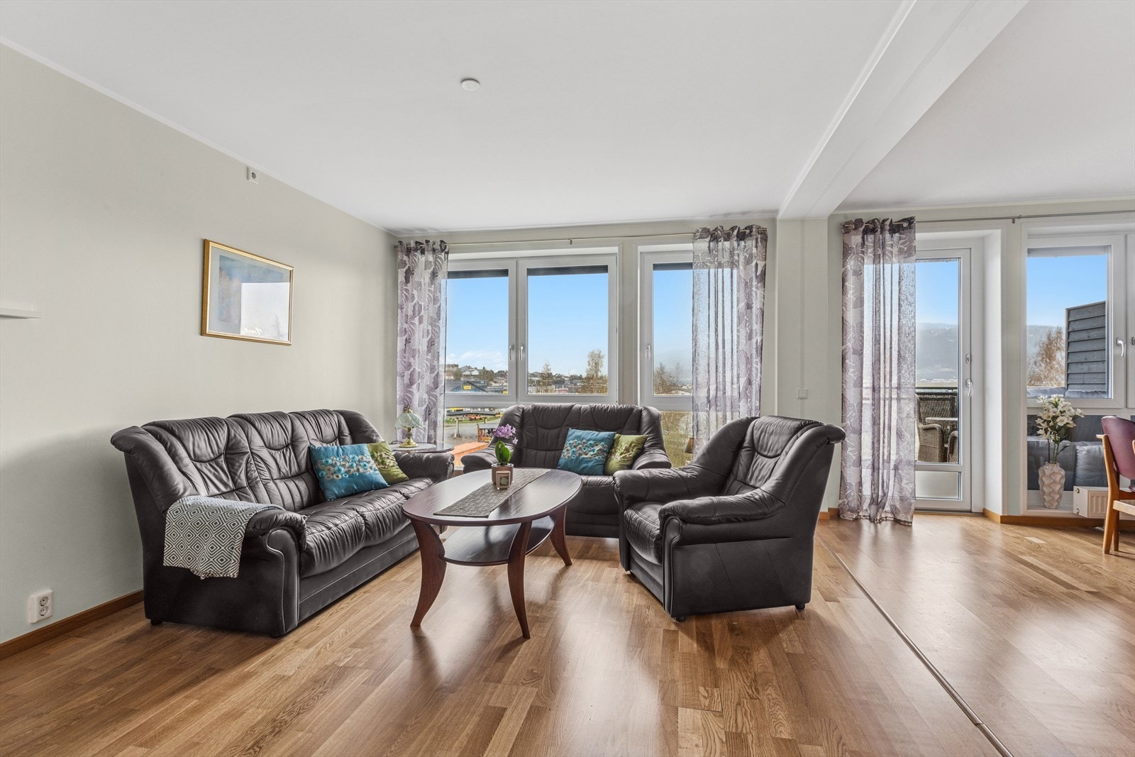 Stuen fremstår som innbydende med lyse farger og store vidusflater. Galleribilde