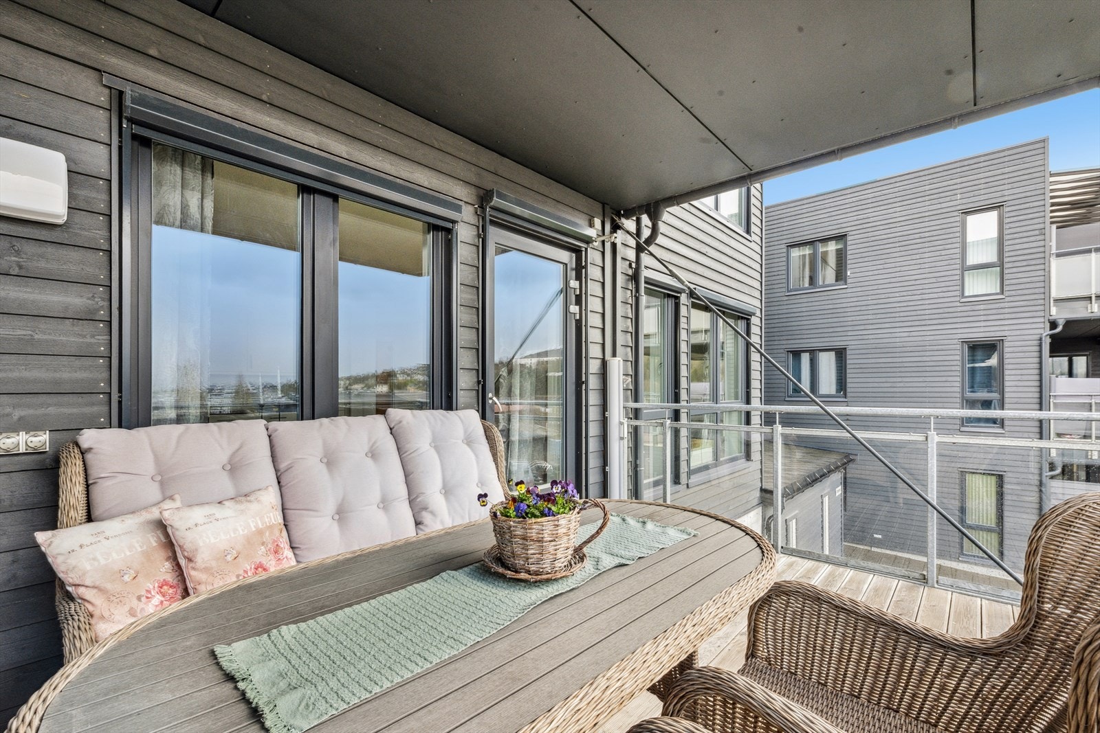 Med endeleilighet blir det mer åpent rundt altanen. Montert utebelysning og stikkontakter. Utvendig markiser Galleribilde