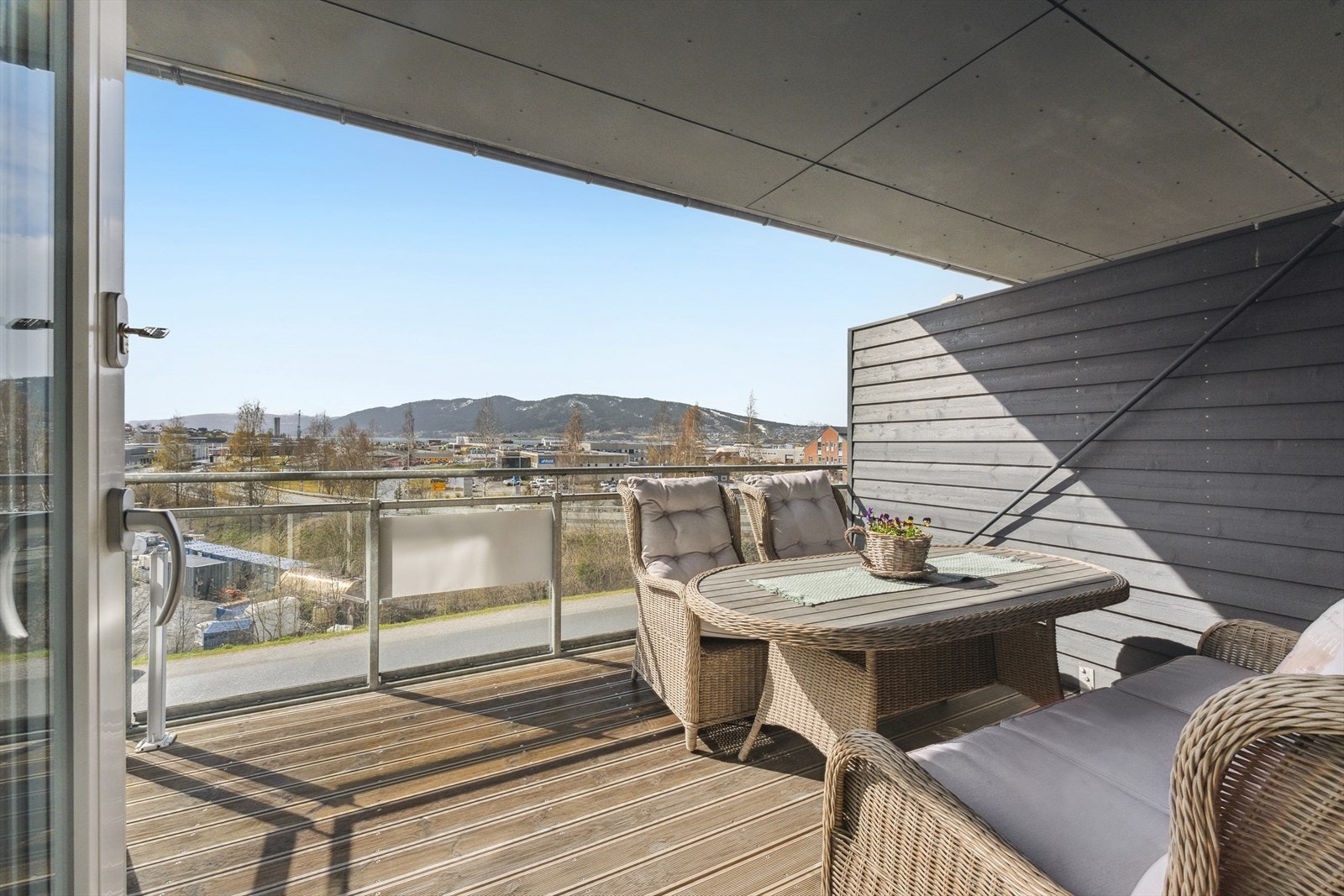 Fra spisestuen har du utgang til en flott overbygget altan på ca.11,5 kvm. Med flott utsikt og lang solgang, kan man nyte flotte sommerkvelder. Galleribilde