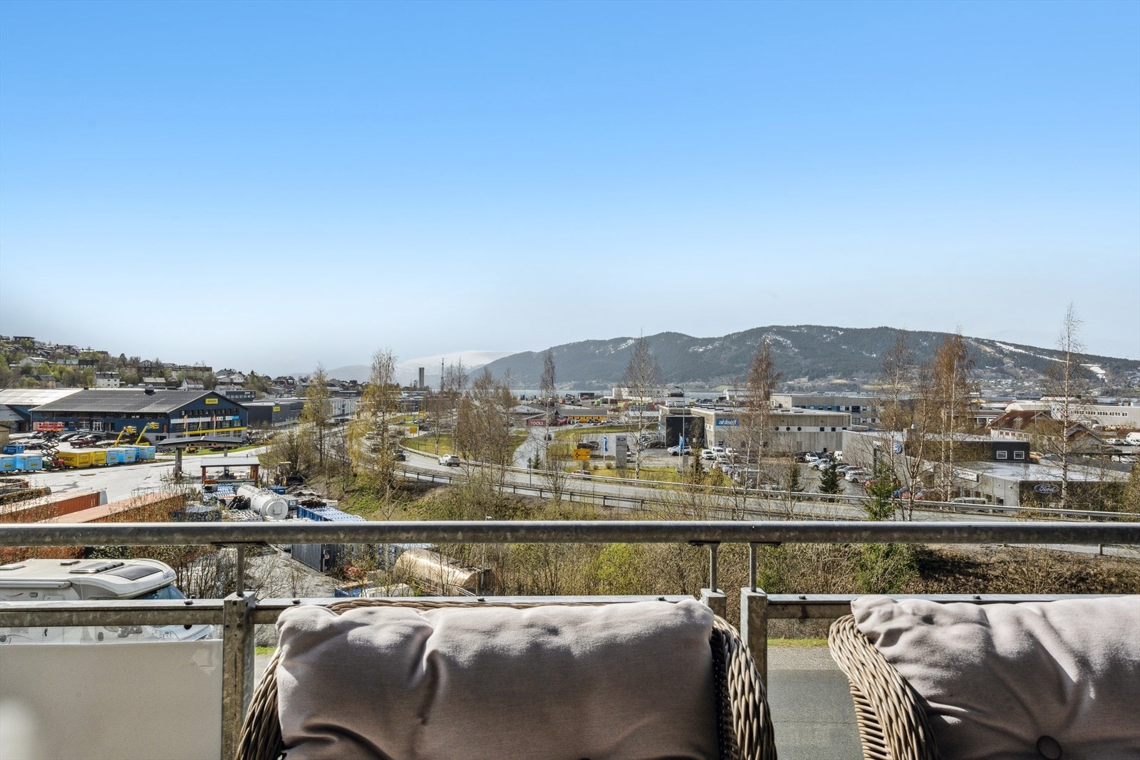 Vestvendt altan med lang og flott solforhold. Galleribilde