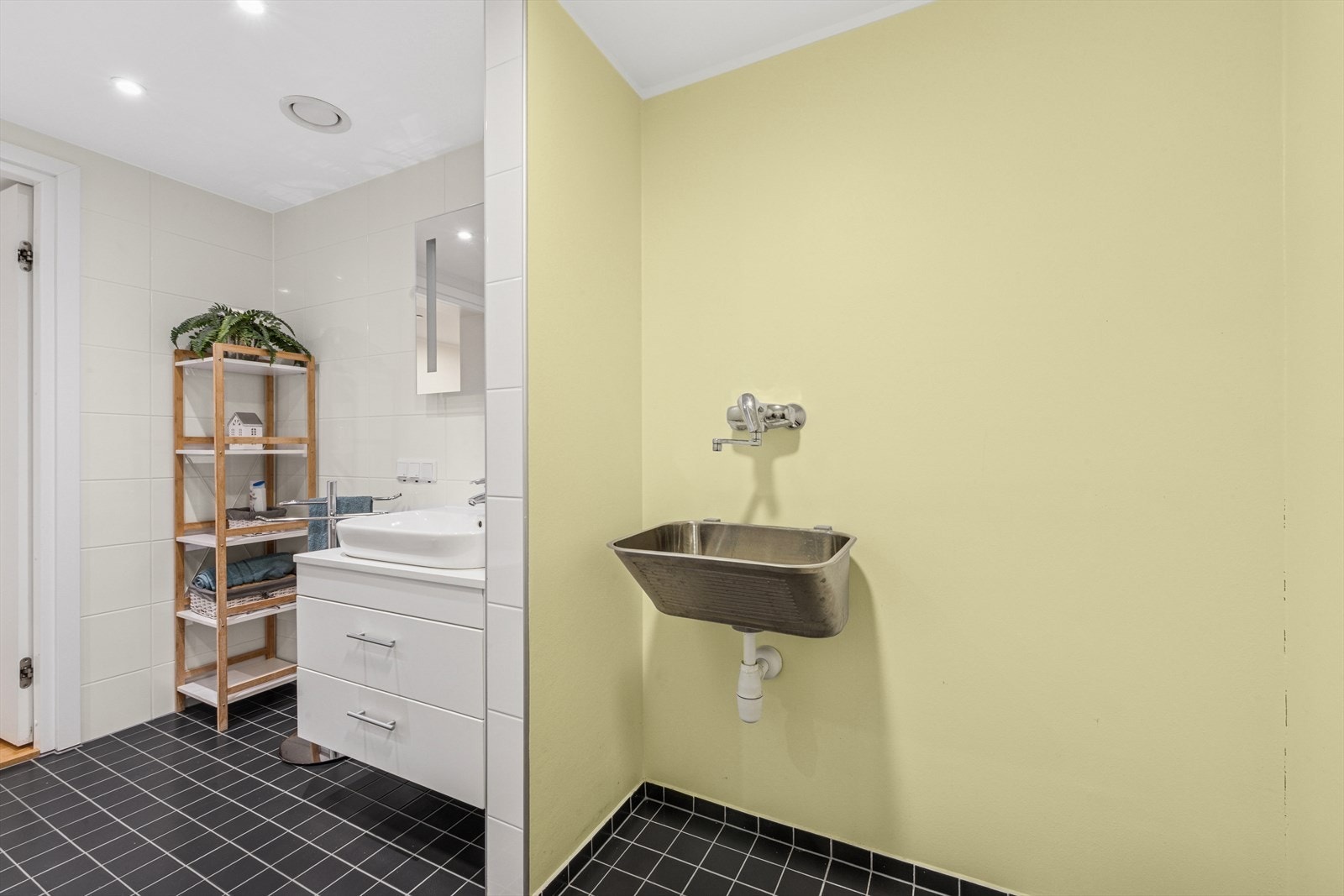 Vaskerommet hat opplegg for vaskemaskin, samt skyllekar i stål. Galleribilde