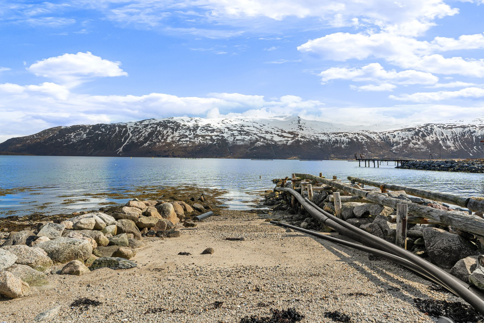 Hytta har selveier tomt og egen strandlinje - bad, fisk eller slapp av ved vannet.