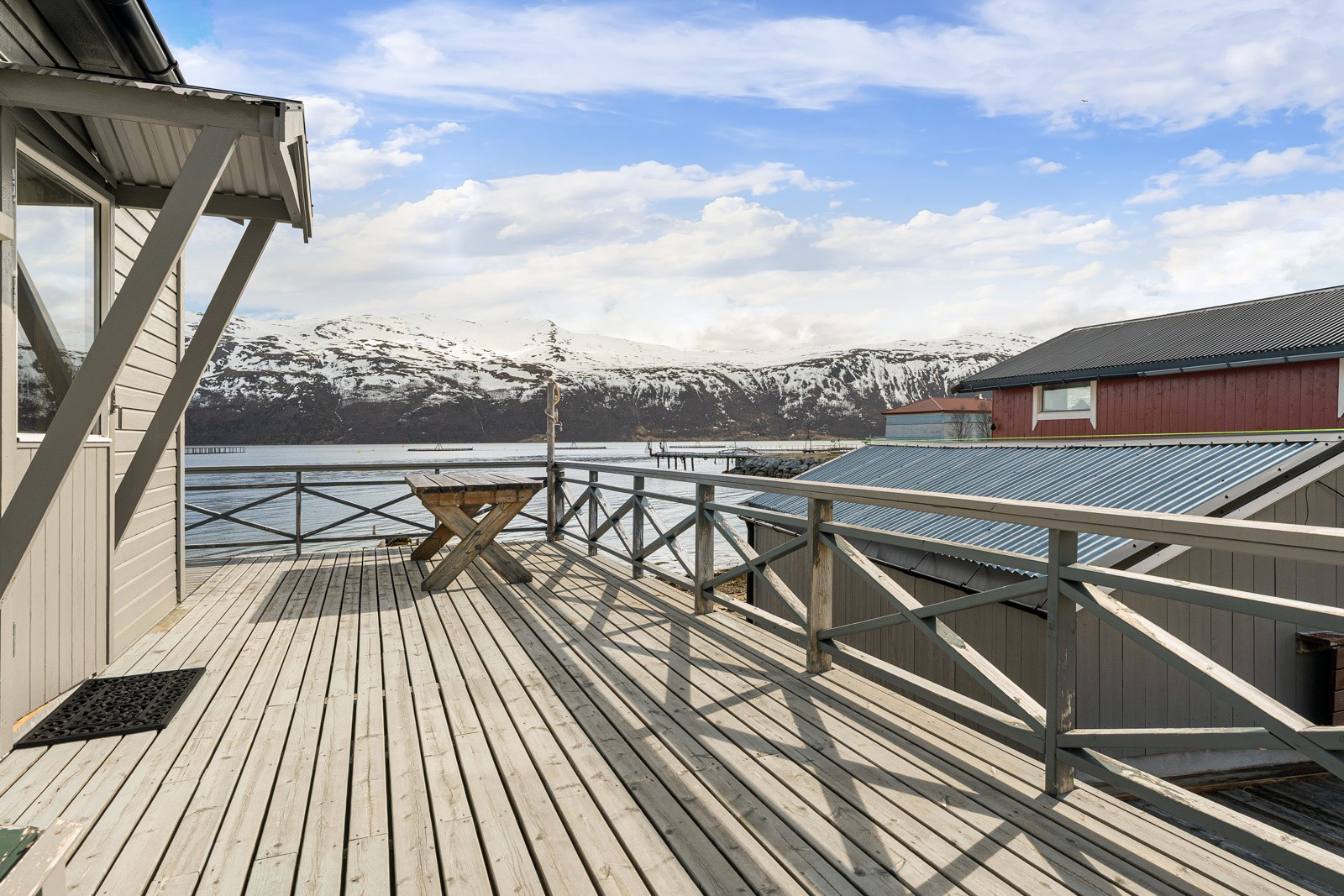 Terrassen har gode sol- og utsiktsforhold, samt god plass til utemøbler og grill!