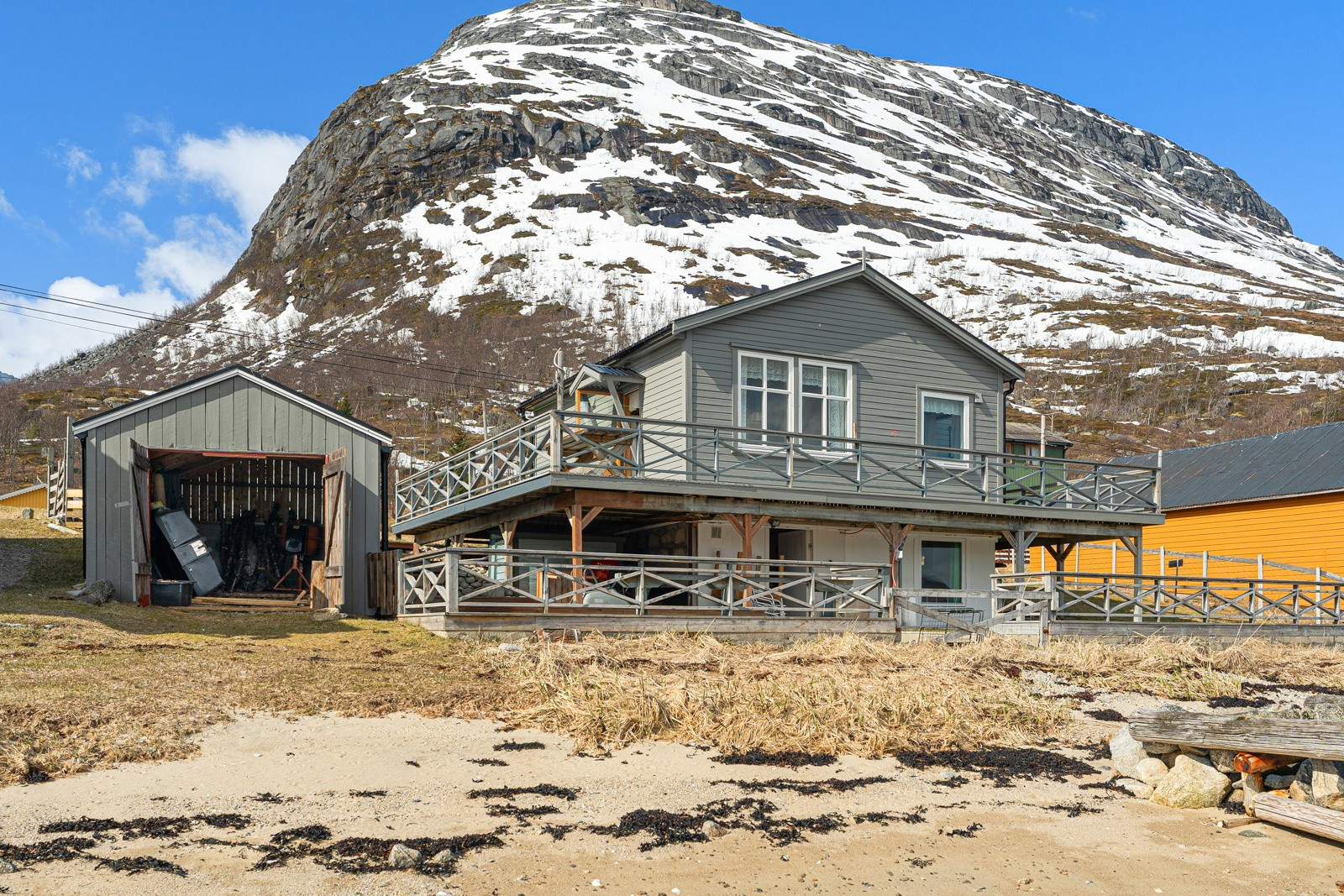 Eiendommen ligger i landlige og naturskjønne omgivelser ved vannkanten i Blåmannsvika, ca. 6 km fra Ersfjordbotn.