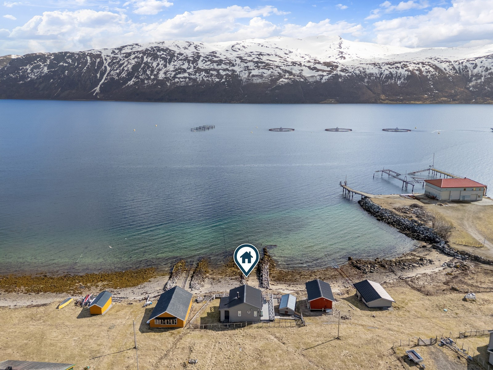 Denne eiendommen passer perfekt for deg som ønsker enkel tilgang til både sjø og fjell. Det er kort vei til fjellturer, toppturer og vinteraktiviteter, samt gode fiskemuligheter!