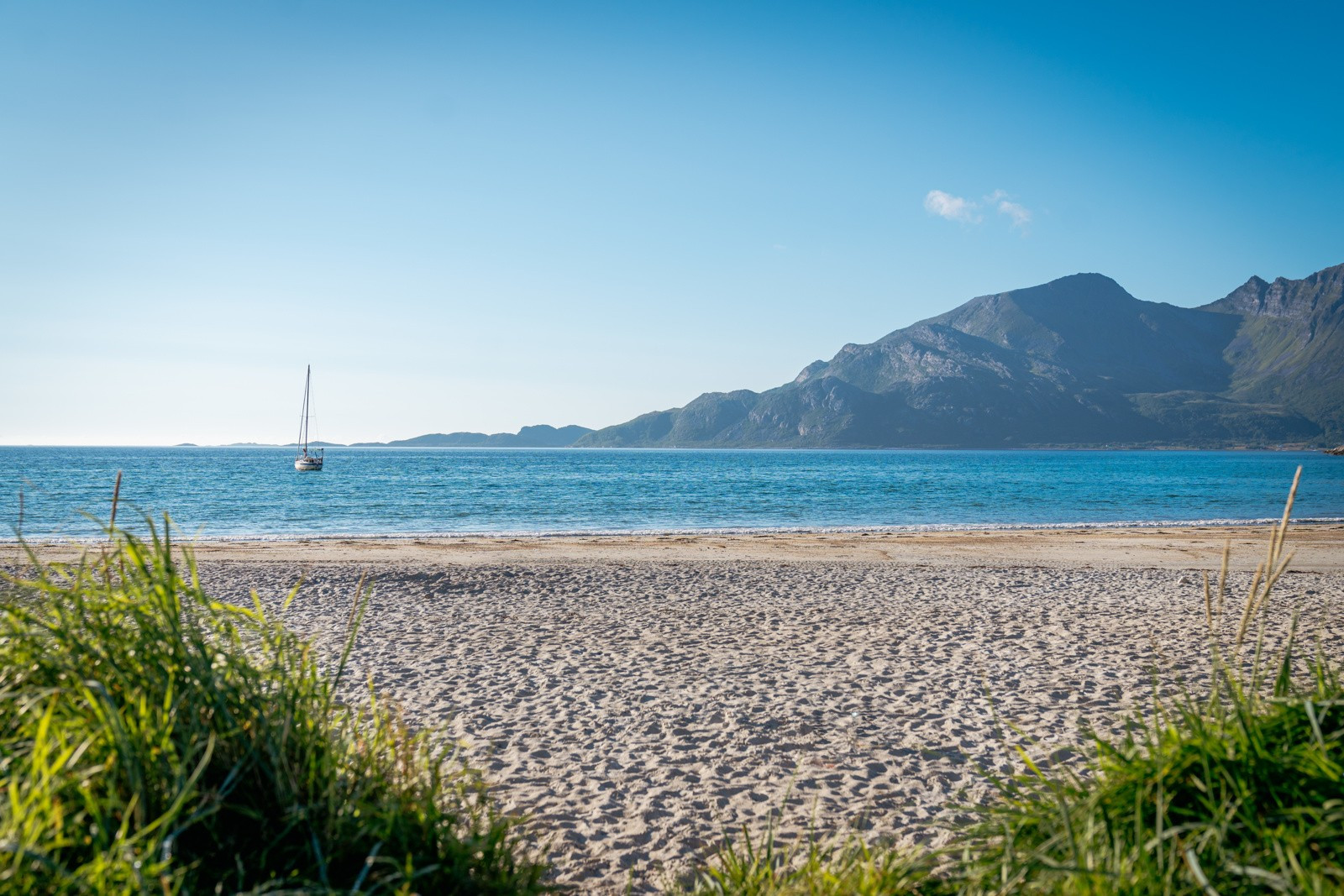Det er kort kjøretur til Grøtfjord, som er en populær badeplass og har flotte turområder sommer som vinter