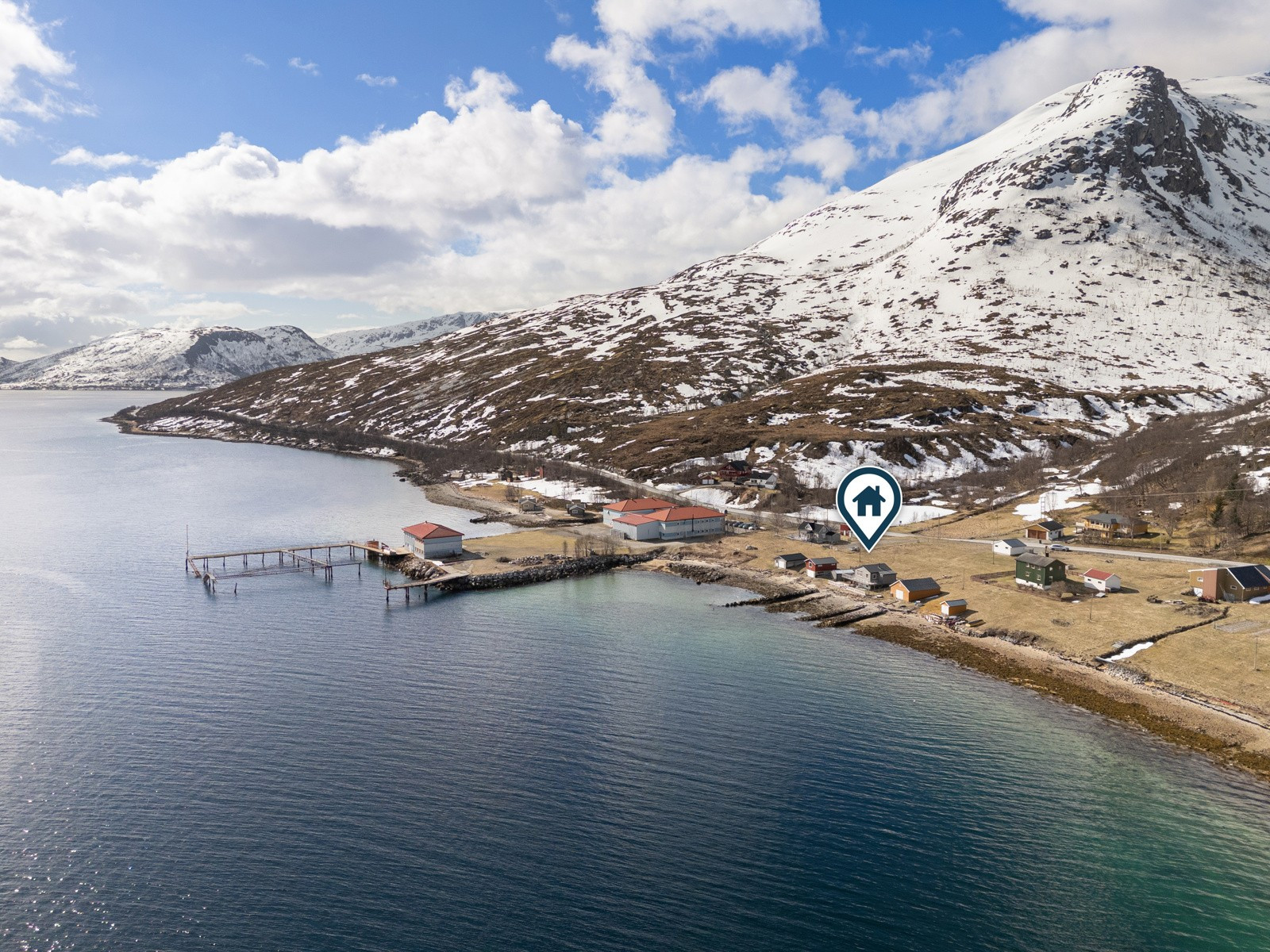 Velkommen til Fjordvegen 961 - En flott fritidsbolig med naust og strandlinje presentert av Inger Alette Eira!