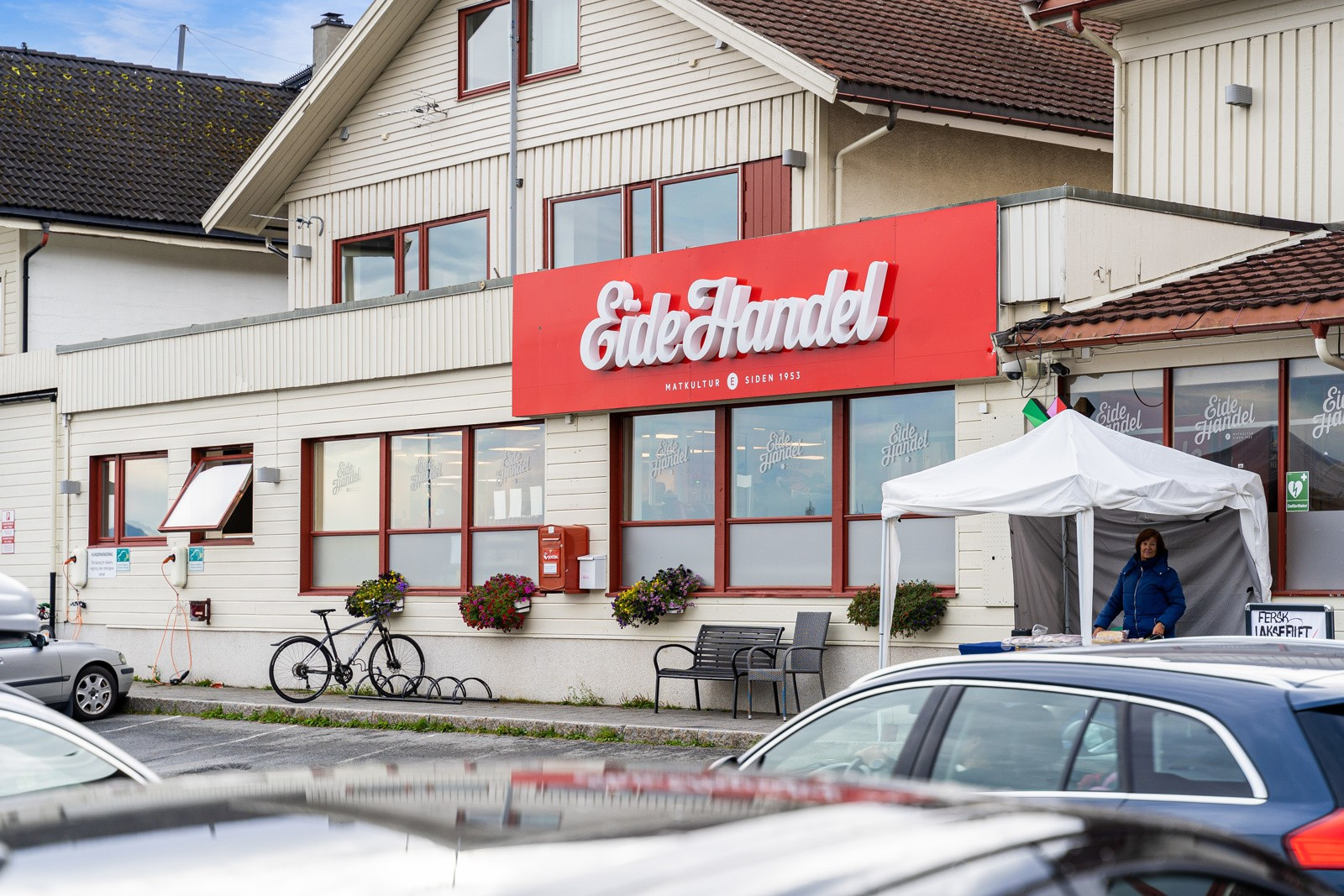 Det er ca. 15 min til nærmeste dagligvarebutikk, som er Eide handel