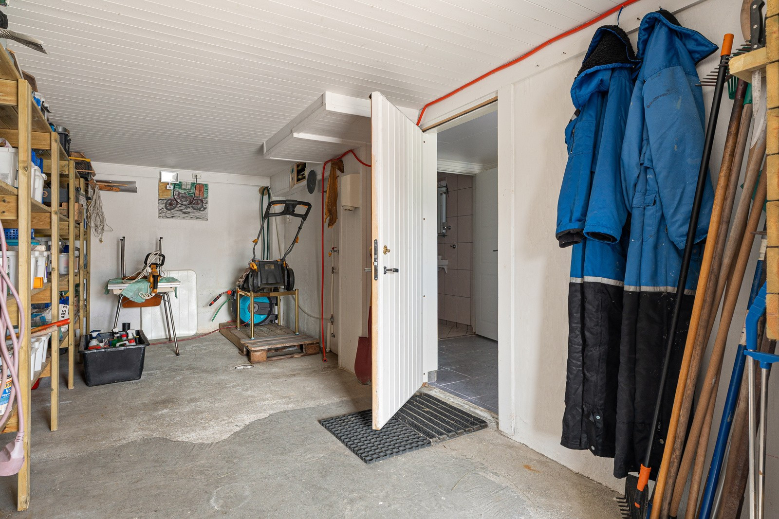 Uinnredet rom i kjeller med god lagringsplass