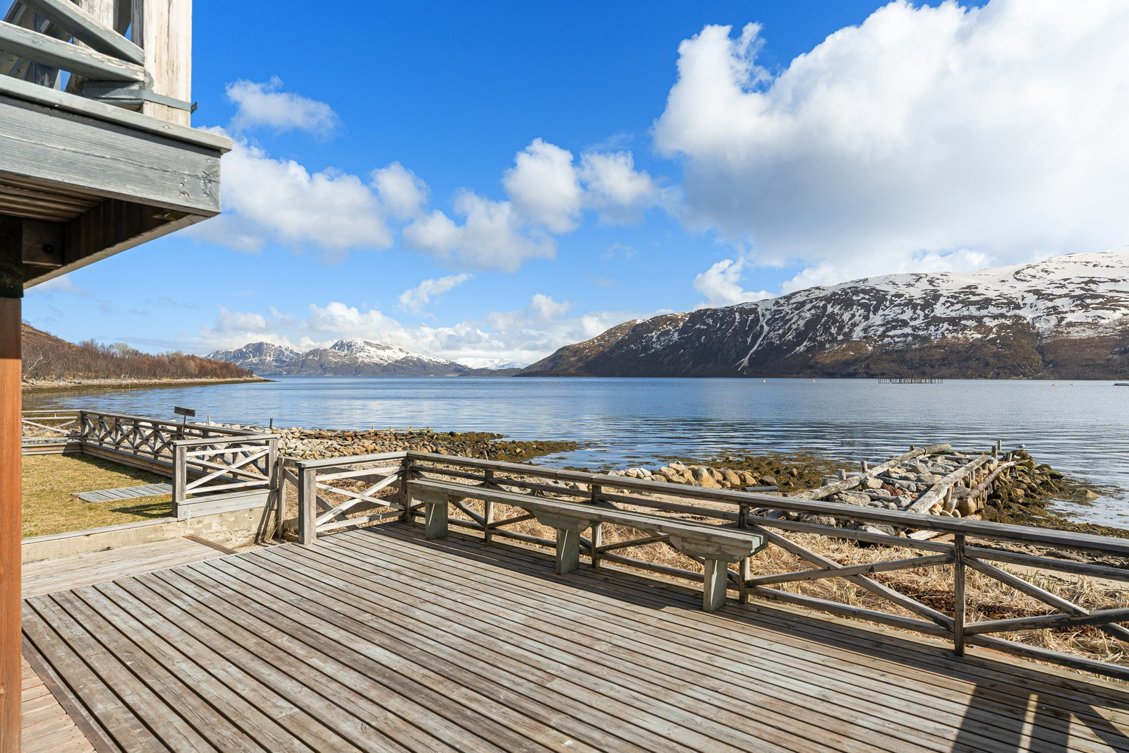 Det er også terrasse på ca. 48 kvm på bakkeplan.