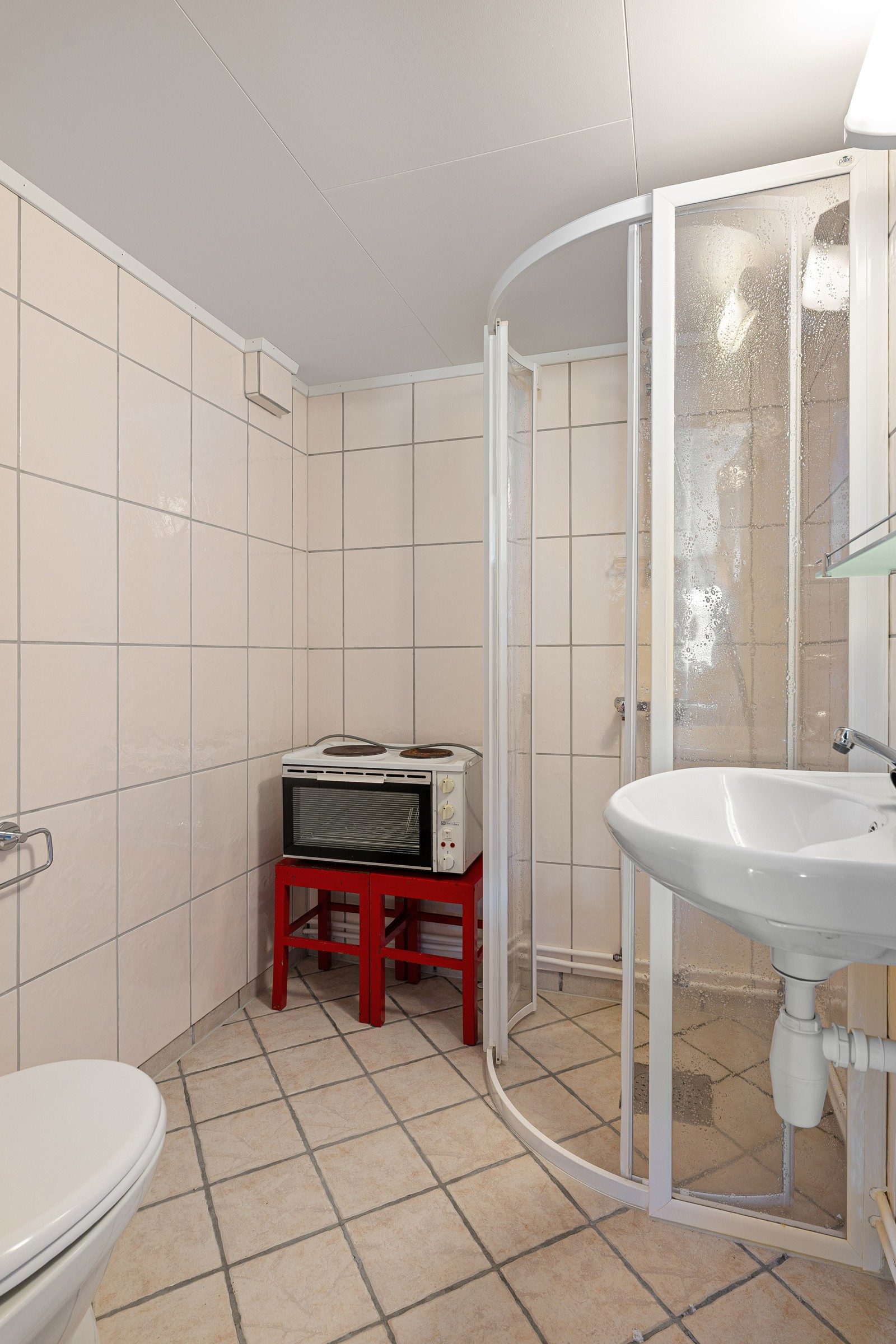 Bad/wc i kjeller med gulvvarme og dusjhjørne.