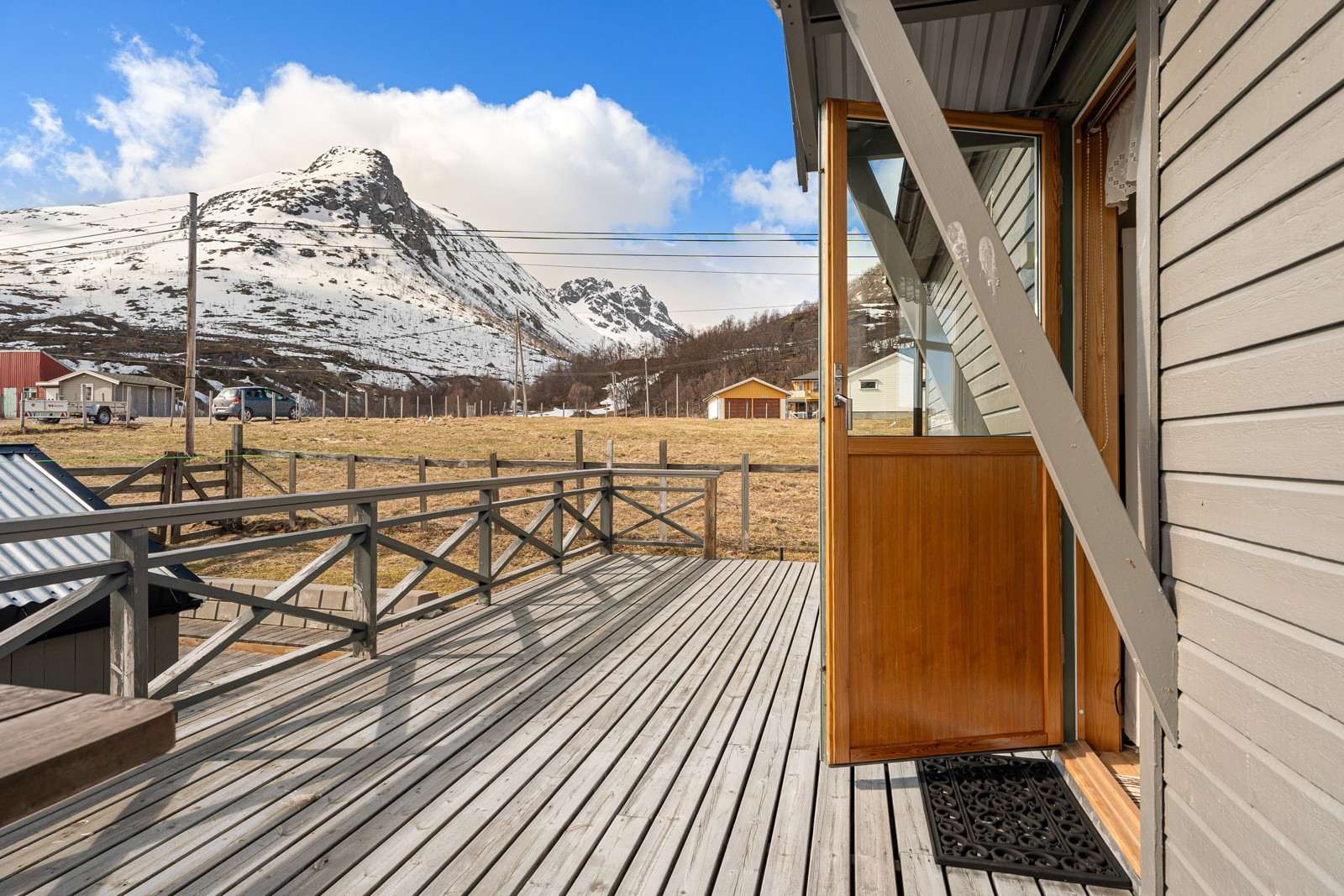 Fra stue er det utgang til terrasse. Et fredelig sted å trekke seg tilbake - med alt du trenger for å nyte fritiden fullt ut.
