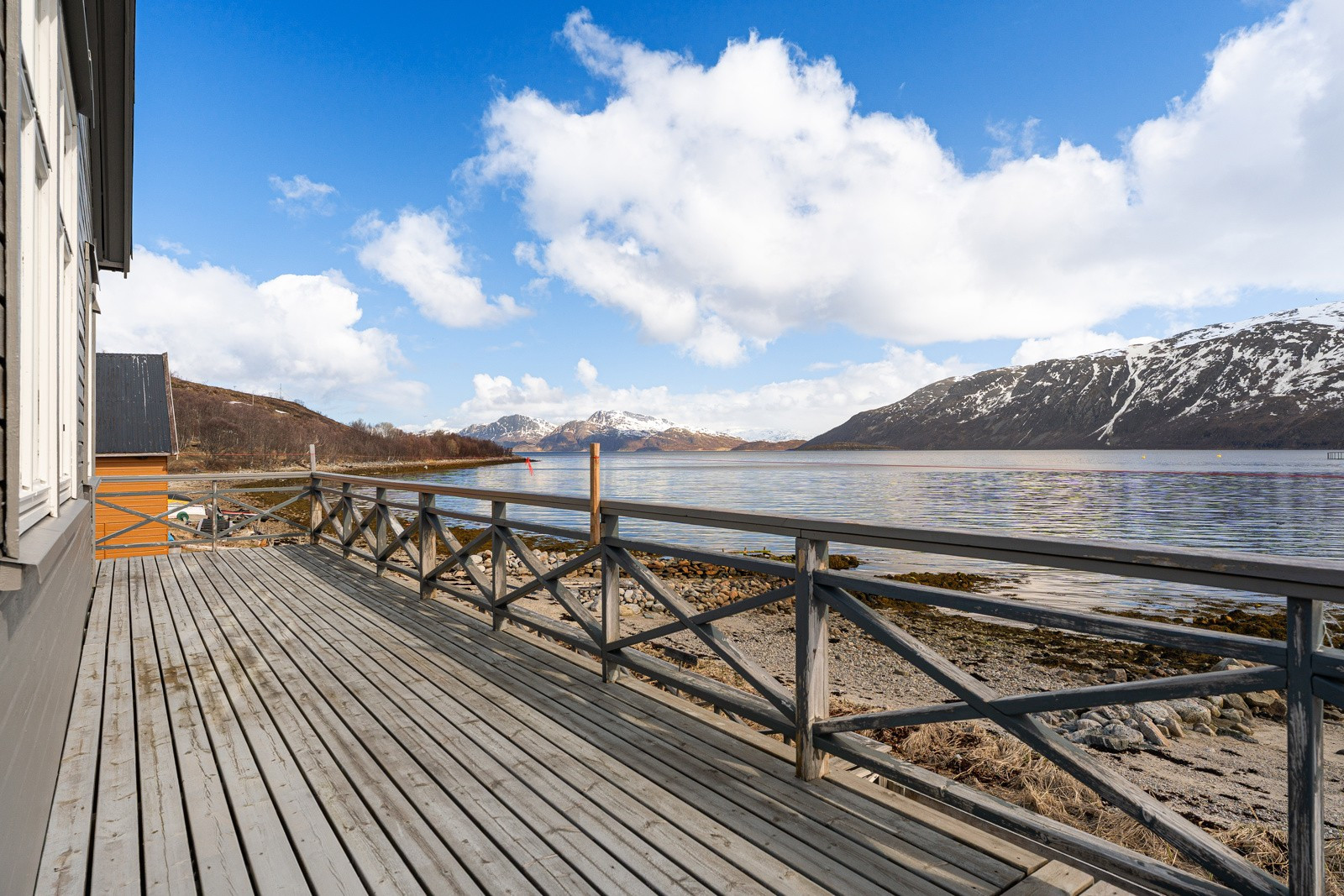 Stor terrasse på ca. 46 kvm med utgang fra stue! Her kan du nyte lange sommerdager på terrassen.