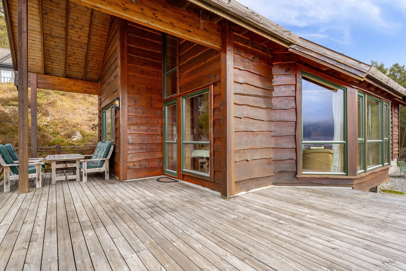 Sørvendt terrasse med dels takoverbygg Galleribilde