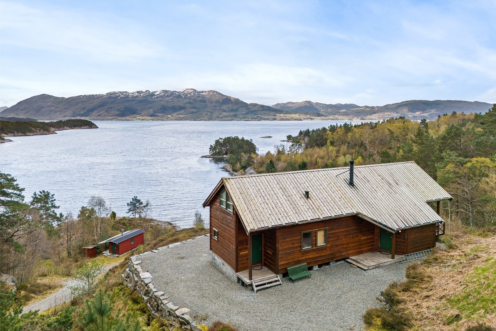 Lettstelt uteområde og bilvei til døren Galleribilde