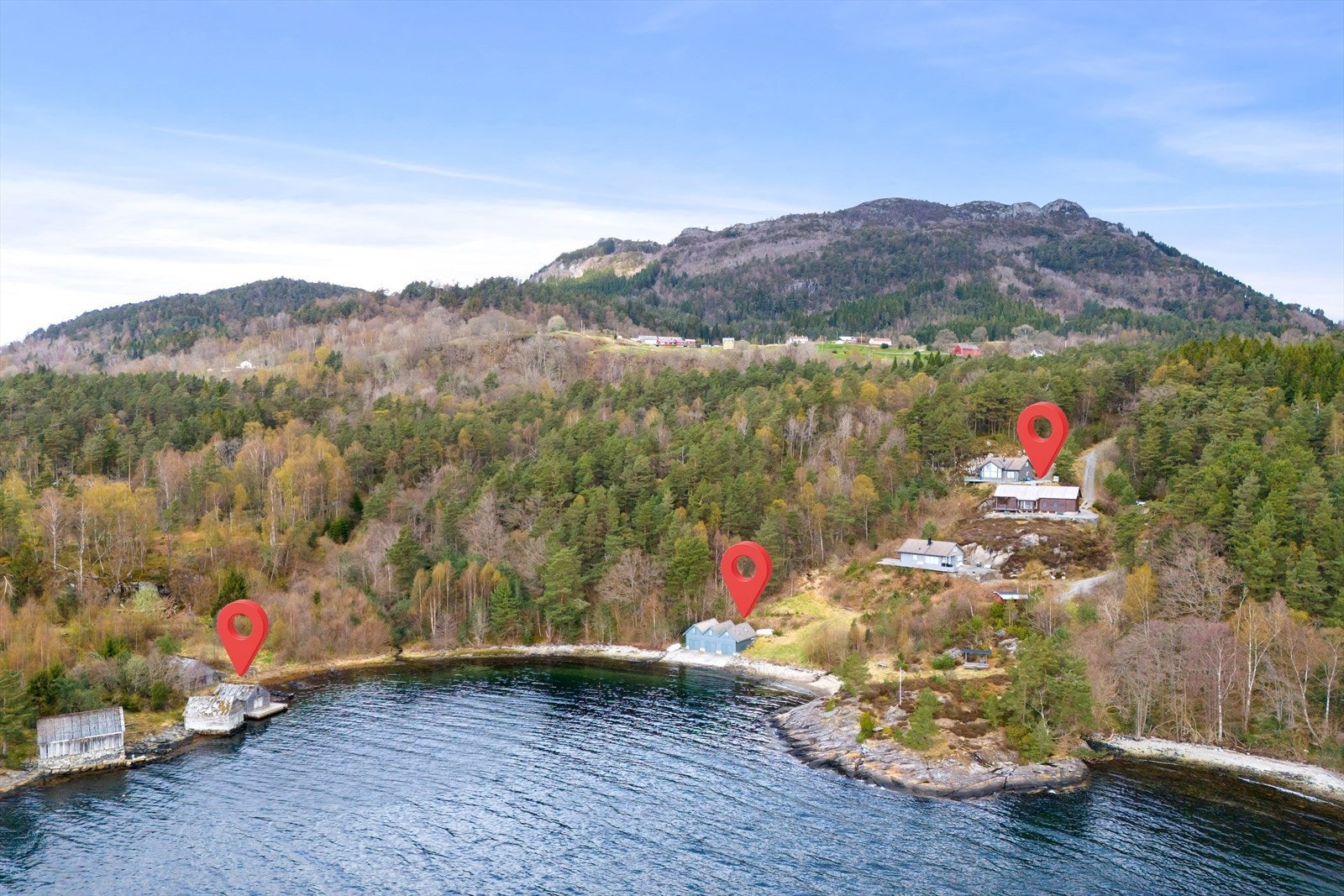 Stor hytte og naust. Mulighet for kjøpe sjøbod, markert med pil til venstre i bildet. Galleribilde