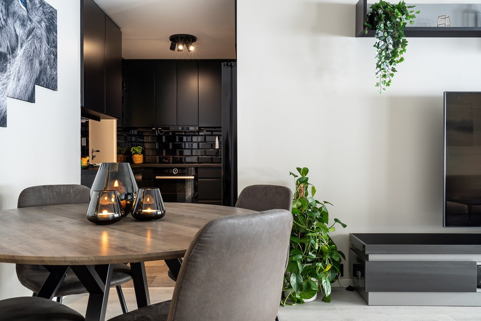 Videre er det god plass til spisegruppe ved kjøkkenet. Galleribilde