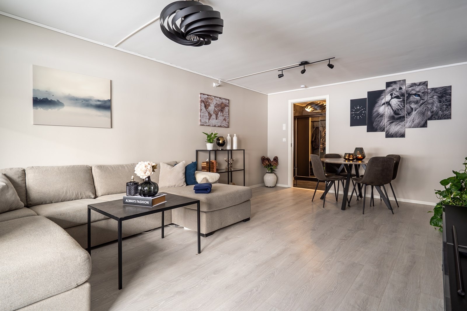 Innenfor entreen danner stuen og kjøkkenet et åpent allrom med ulike soner for hygge fra tidlig morgen til sent på kveld. Galleribilde