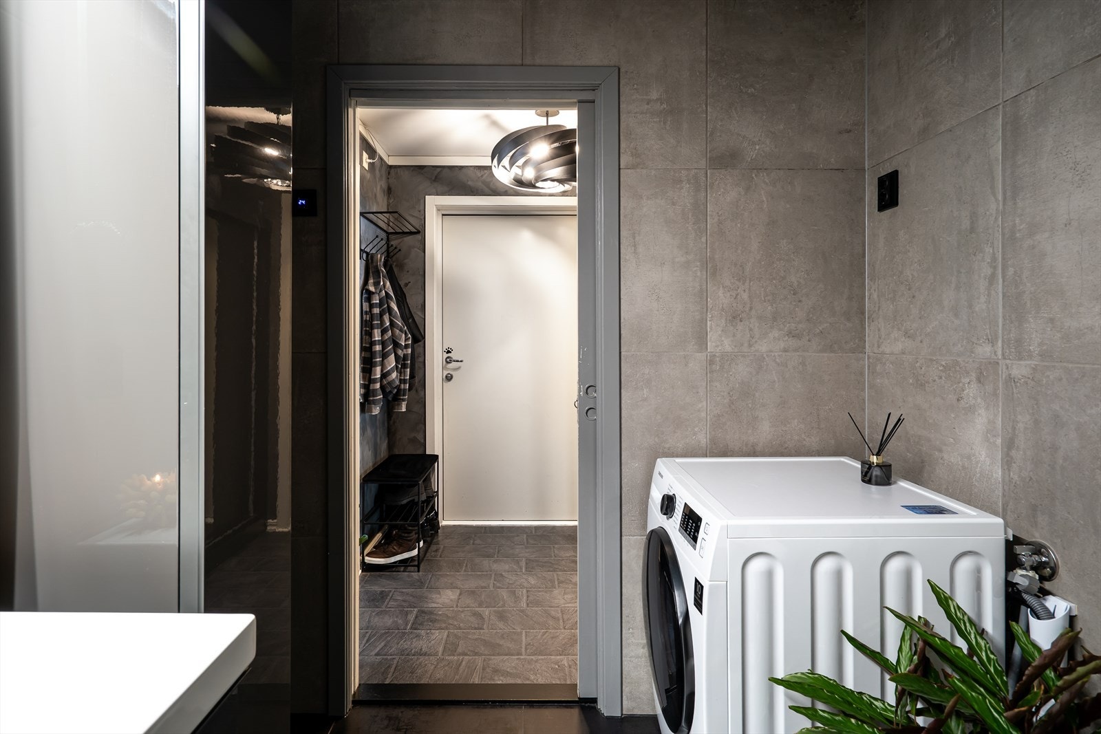 Dagene får en god start på et lekkert bad pusset opp i 2020, der store, mørke gulvfliser kombineres med sortmalt tak og grå veggfliser i samme størrelse. Galleribilde