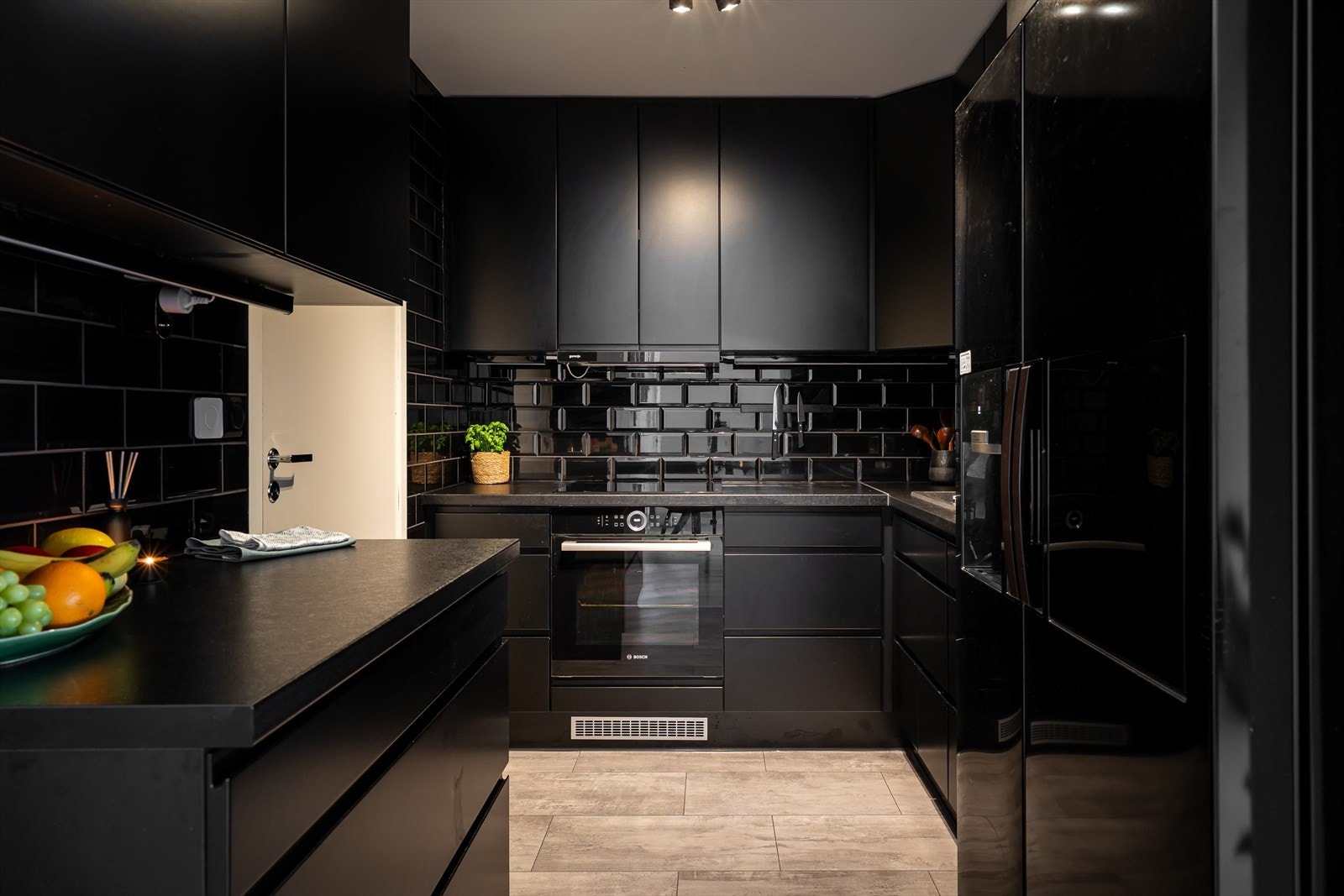 Kjøkkenet ligger i en klart avgrenset sone, slik at det blir en fin balanse mellom sosial matlaging og skjermet arbeidsplass. Galleribilde