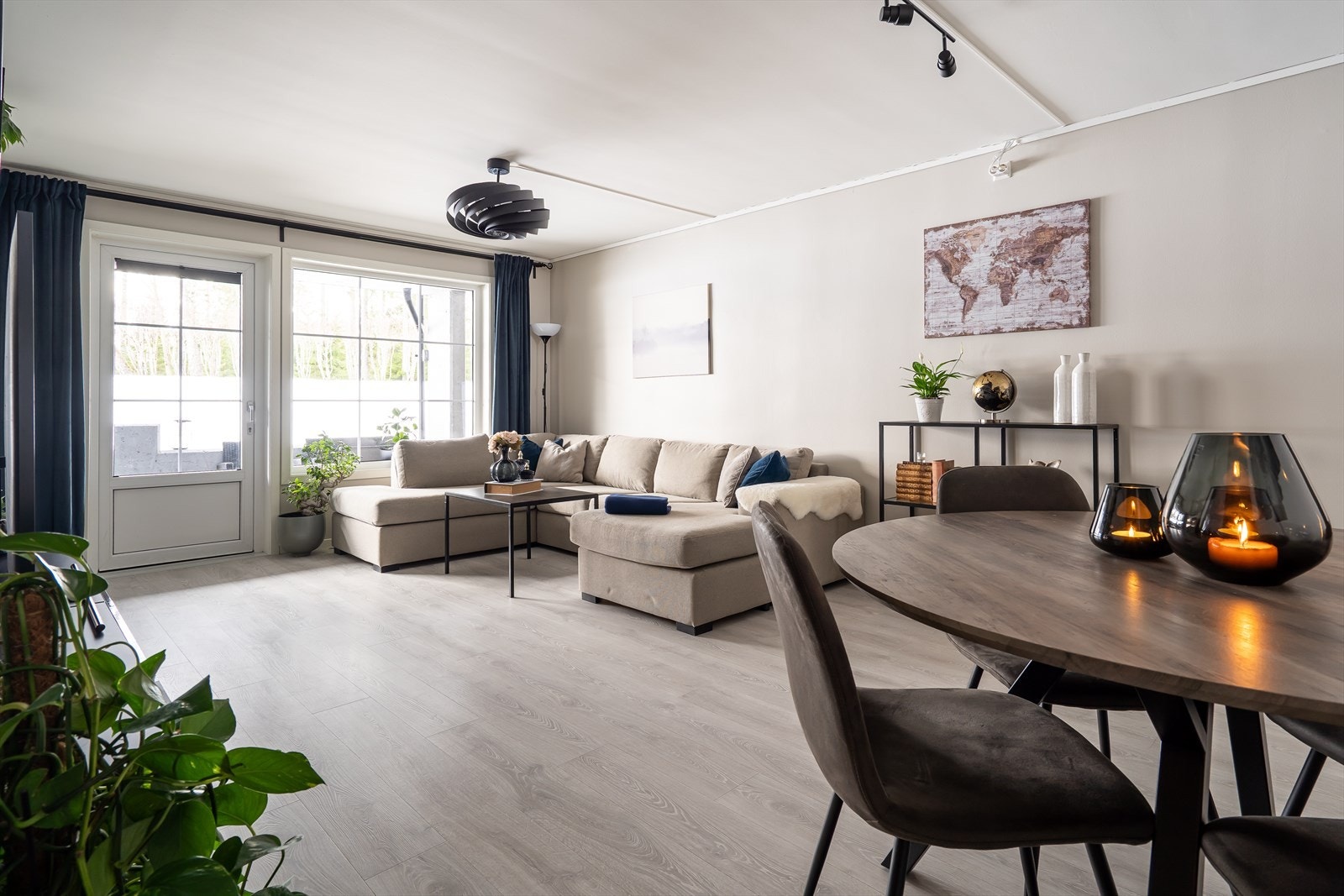 På stuegulvet er det lagt 1-stavs laminat, som står godt til veggflater malt i en delikat beigefarge. Galleribilde