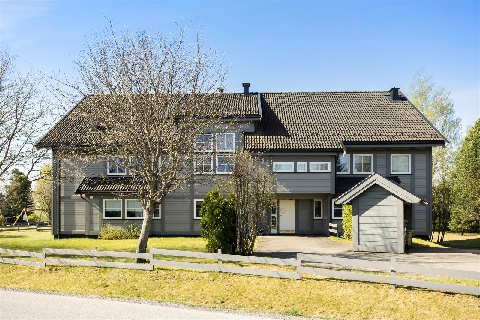 Rundt bygget har borettslaget et koselig fellesområde, pent opparbeidet med store grøntarealer, trær, busker, diverse beplantning og asfalterte internveier. Galleribilde