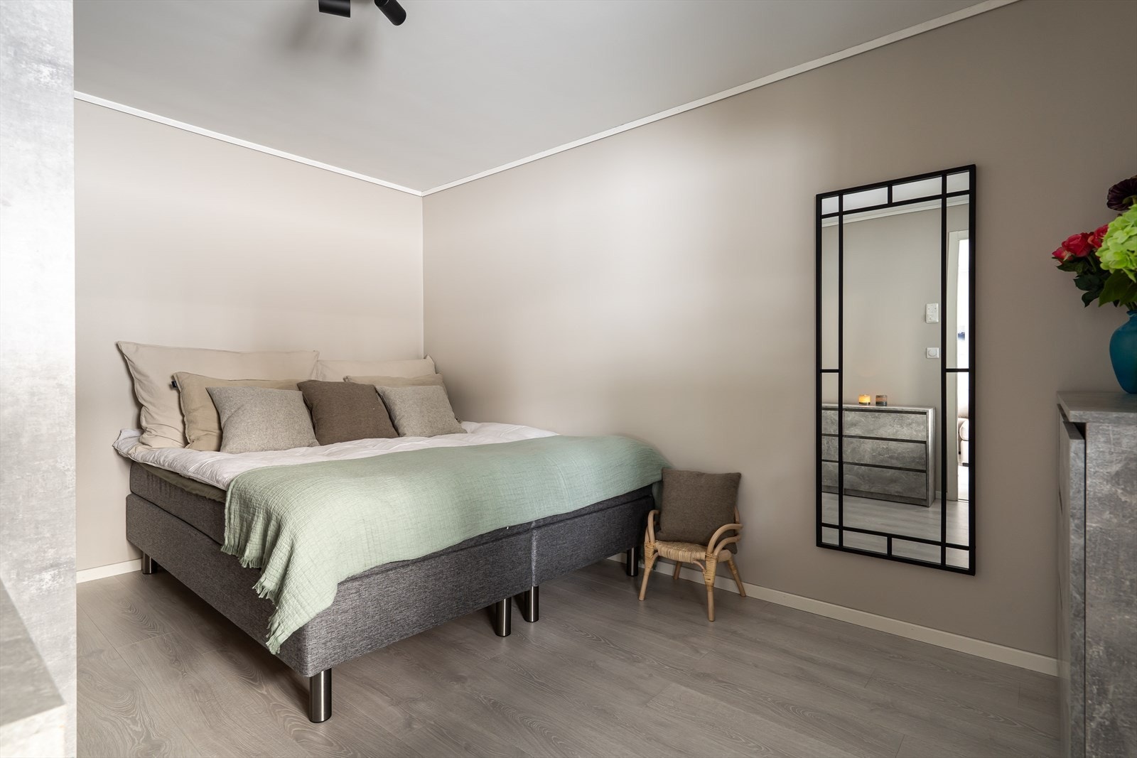 Veggene er malt i en lys og trendy beigetone, noe som bidrar til en lun og avslappende atmosfære. Galleribilde