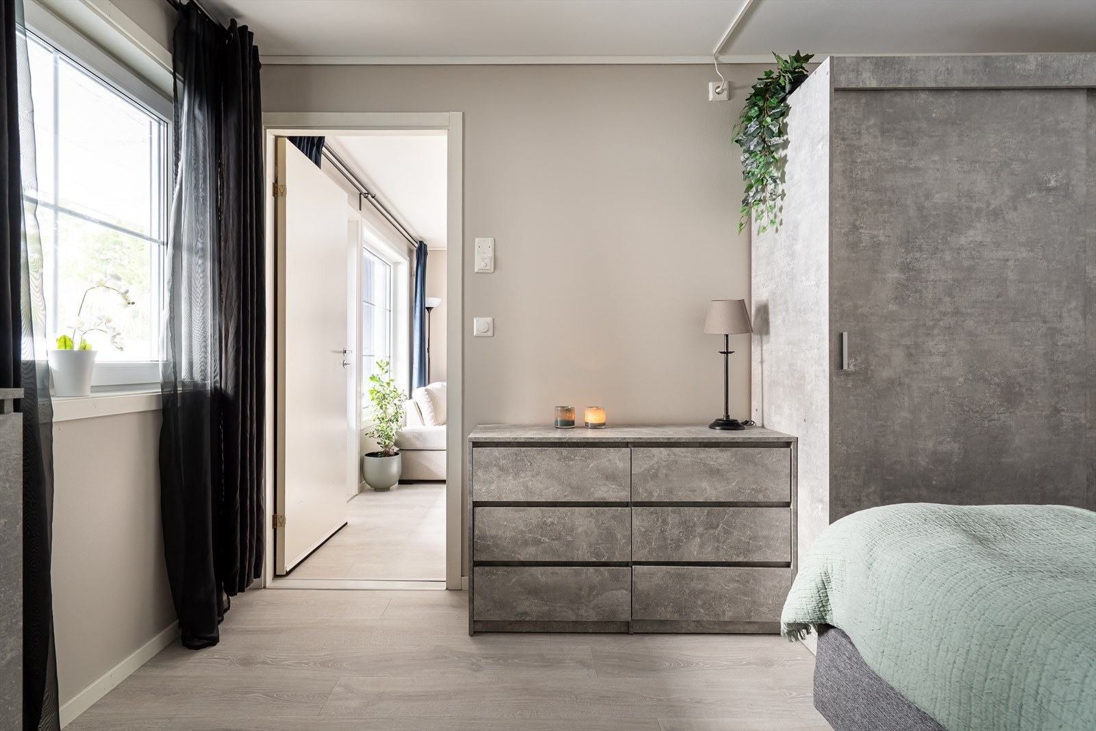 Soverommet er meget romslig, med god plass til både dobbeltseng og annet møblement. Galleribilde