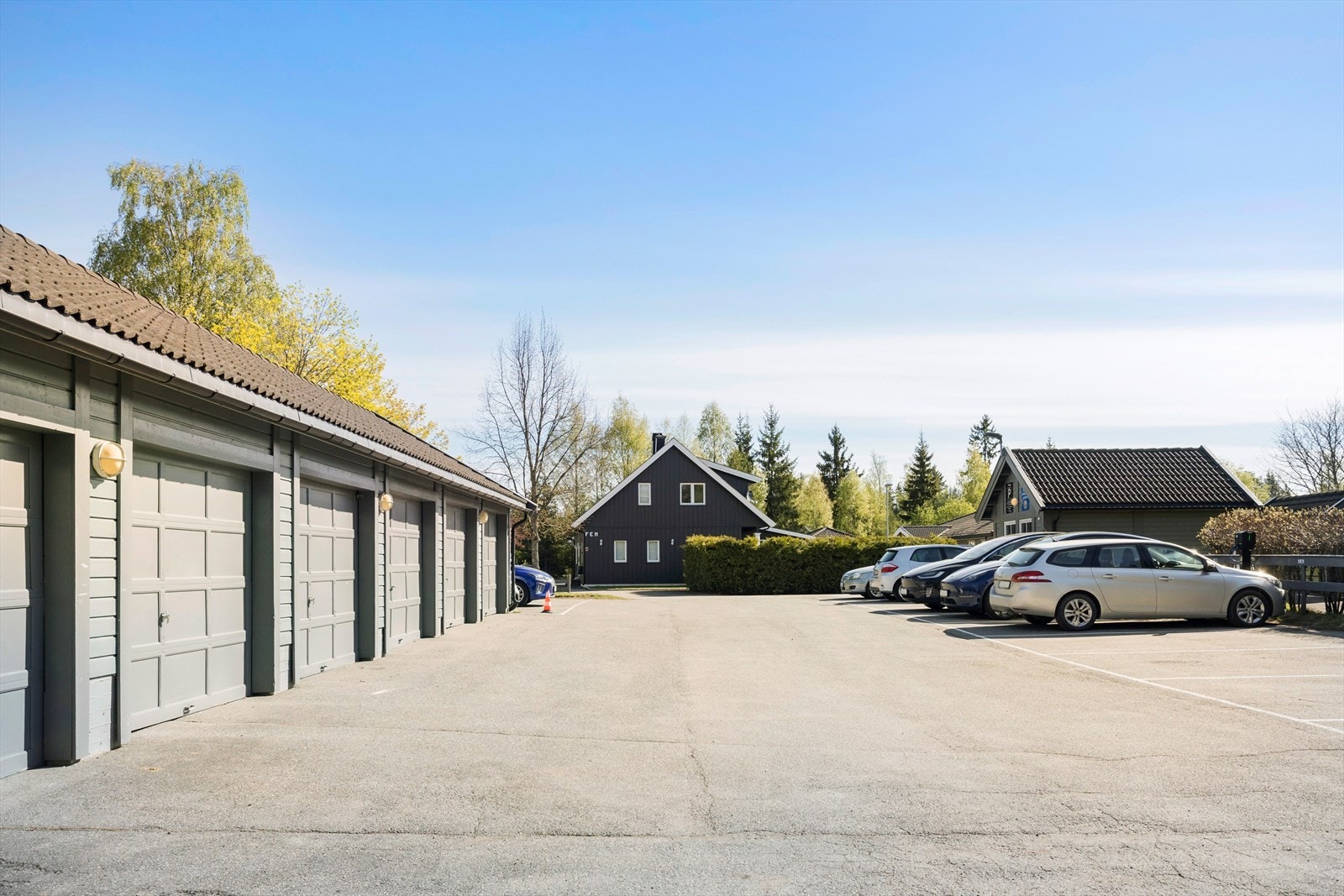 Det følger med egen biloppstillingsplass på fellesområdet, og her er det installert en lader for elbil. Galleribilde