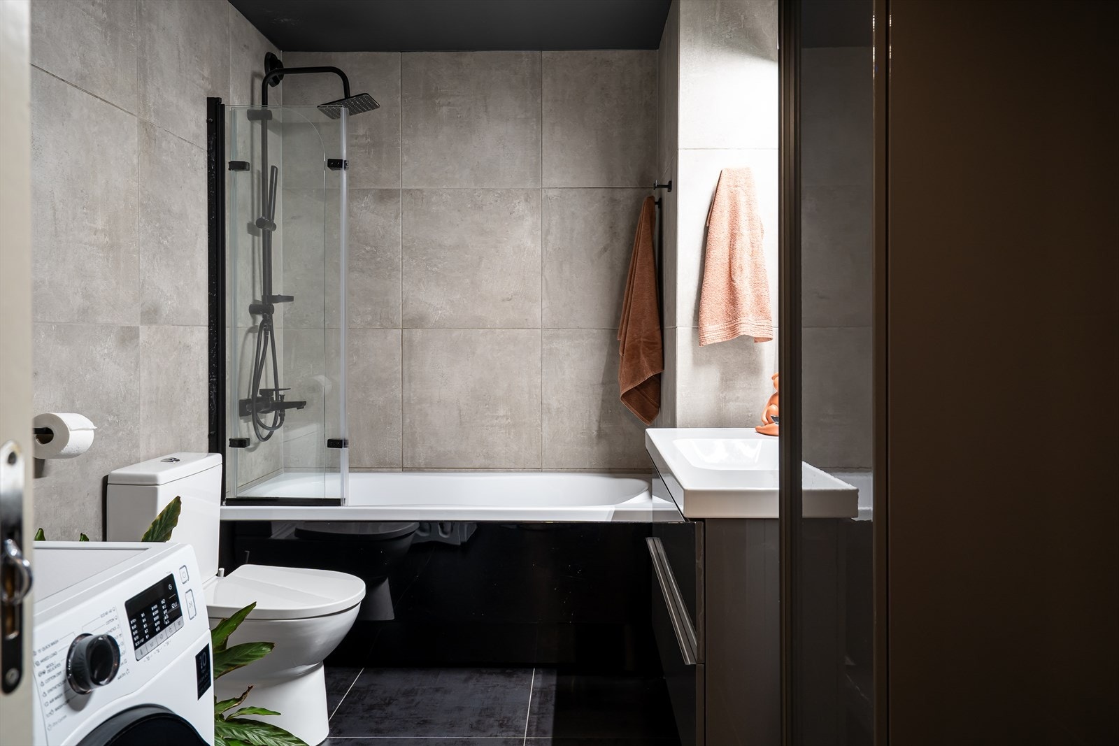 Det er varmekabler og opplegg for vaskemaskin, og badet har toalett og badekar. Galleribilde