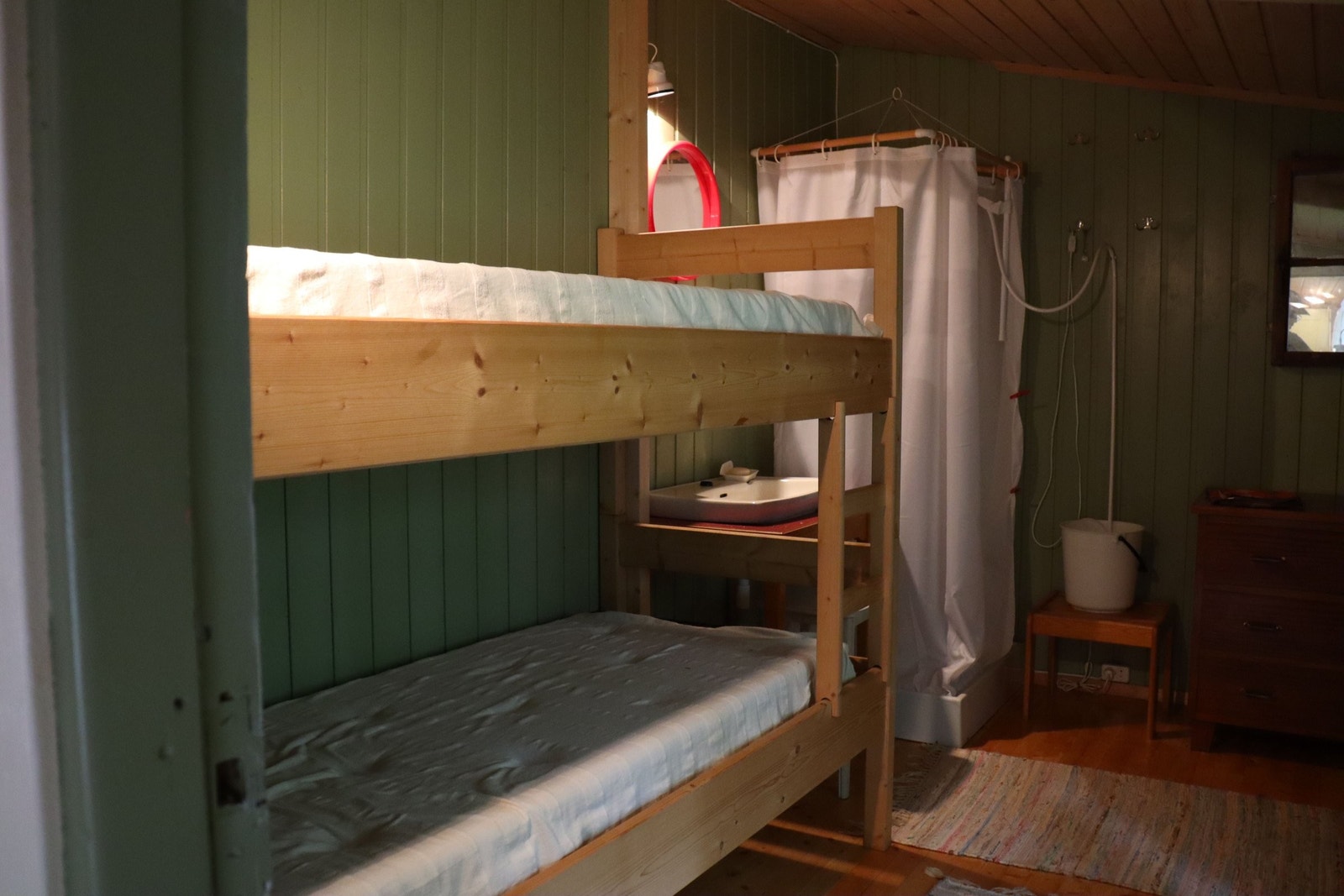 Sovedrom 2 med køyeseng og dusjhjørne Galleribilde