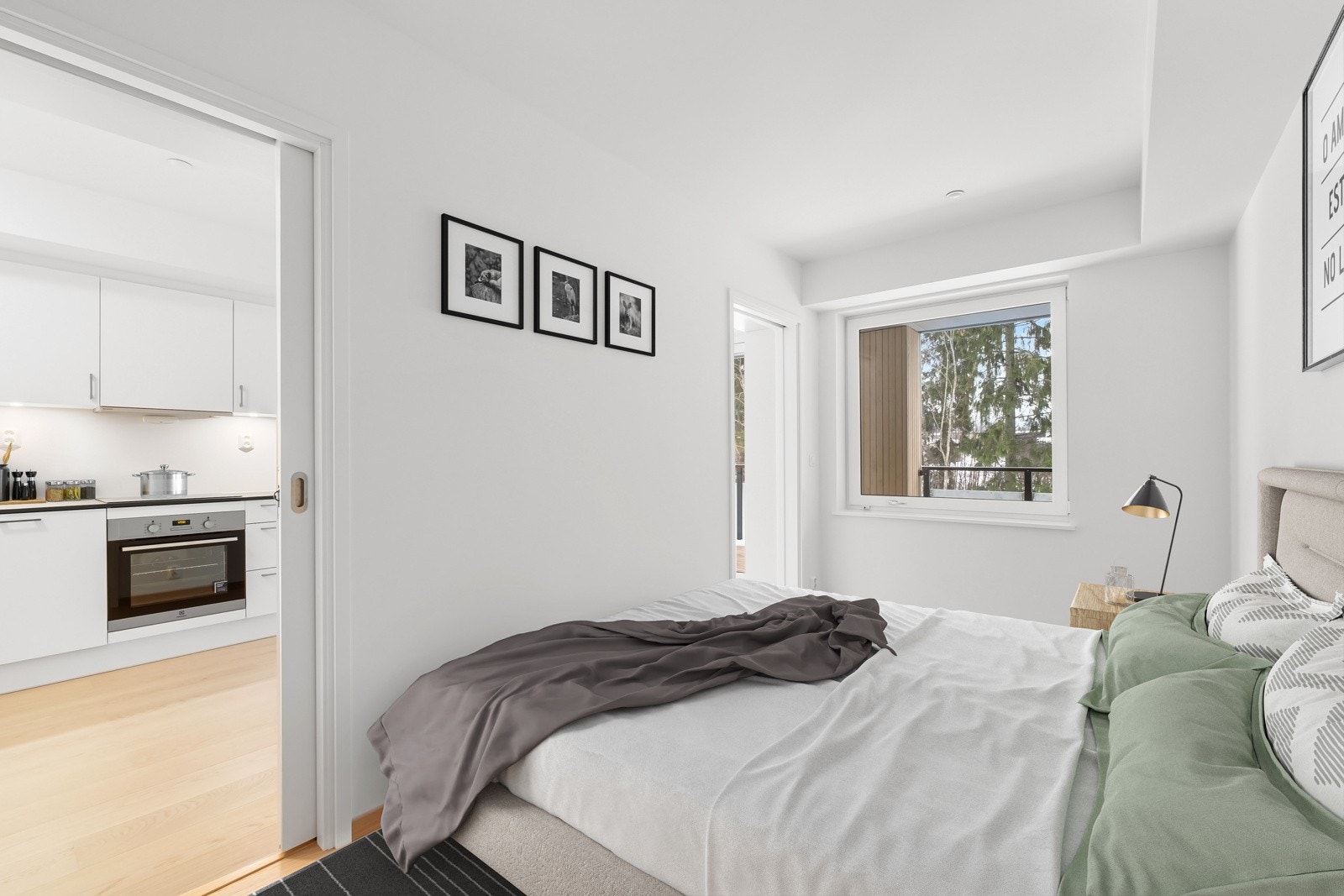 Lyst og romslig soverom med god plass til skapinnredning etter ønske. Bildet er digitalt stylet. Galleribilde