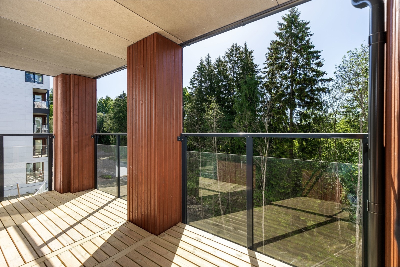 Utgang til en sydøstvendt balkong på 10 kvm, med flott utsyn mot skogen Galleribilde