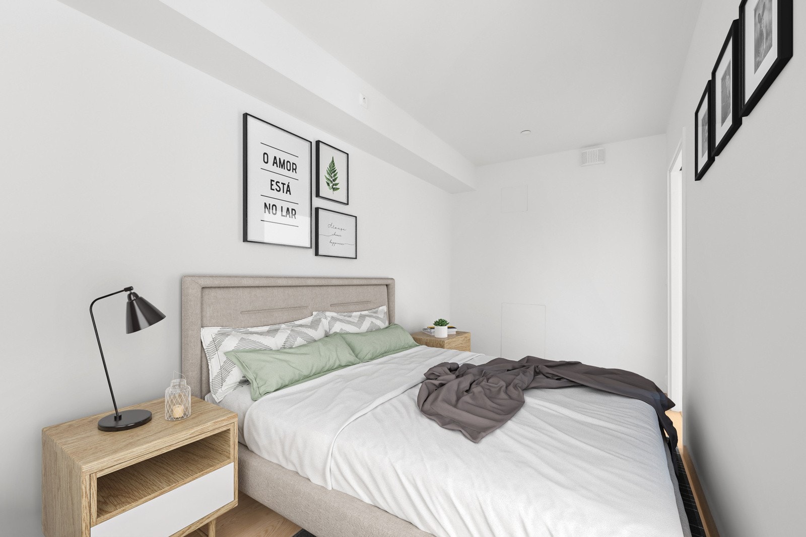 God plass til dobbeltseng med tilhørende nattbord på hver side. Bildet er digitalt stylet. Galleribilde