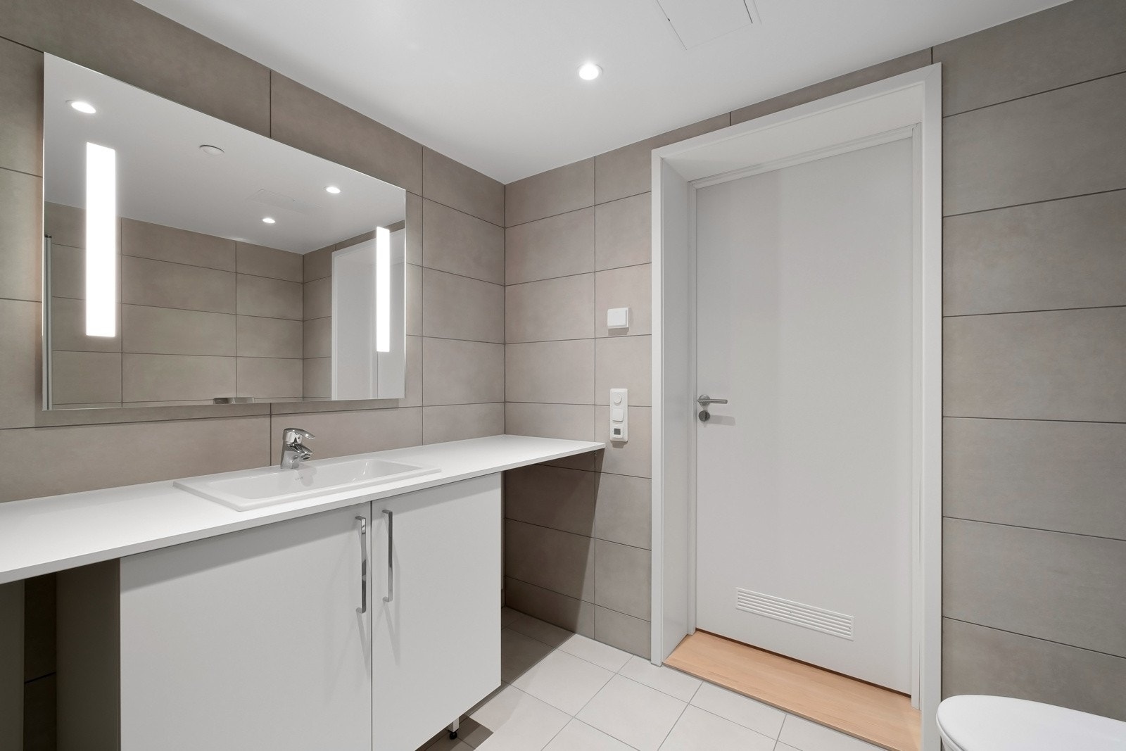 Badet har varmekabler i gulv. Opplegg for vaskemaskin. Galleribilde