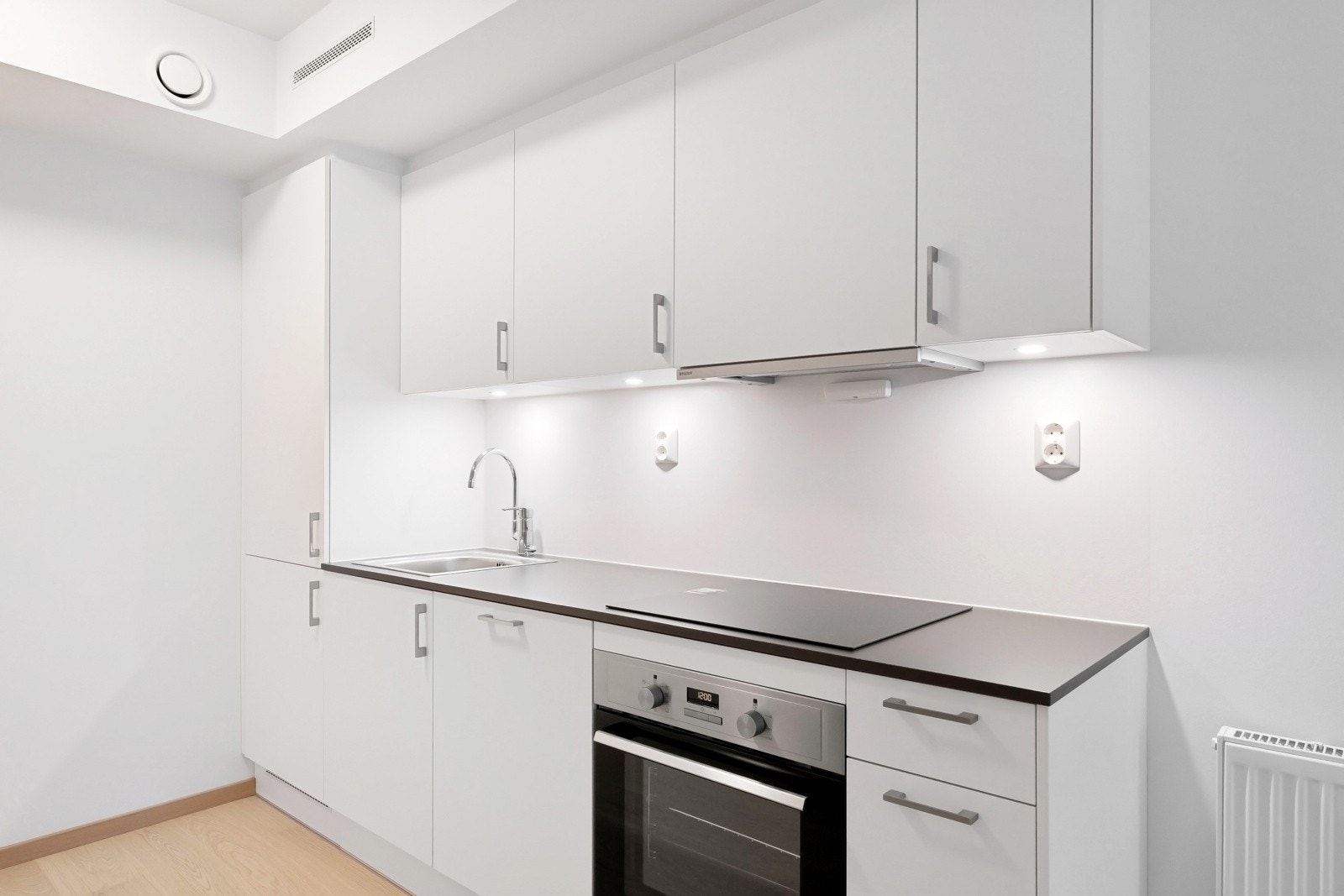 Kjøkkenet har rikelig med skap og benkeplass. Integrert kjøl/frys, ovn, oppvaskmaskin, steketopp og ventilasjon. Galleribilde