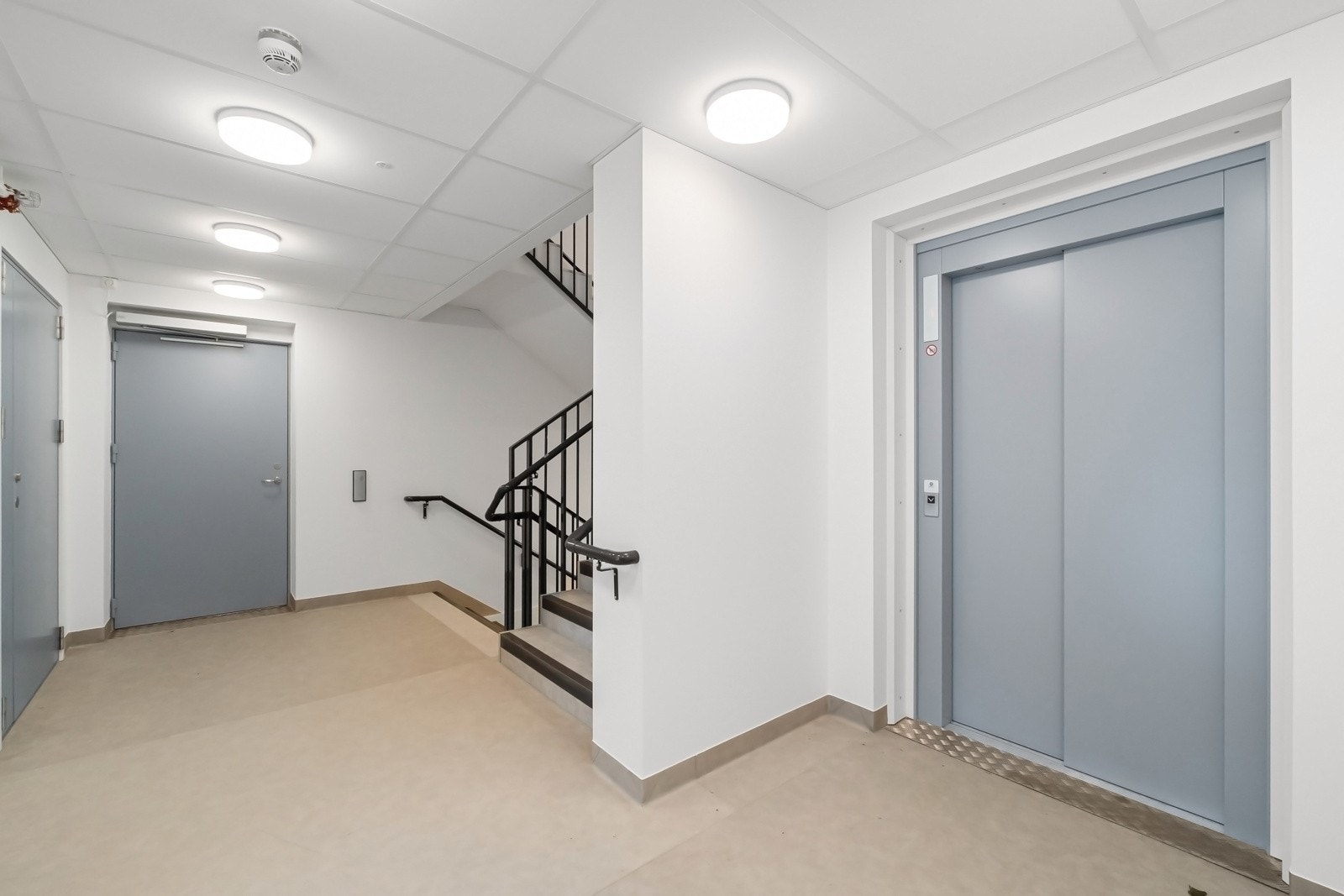 Heis i bygget sørger for å ta deg raskt mellom etasjene. Det er mulighet for kjøp/ leie av garasjeplass i lukket og oppvarmet anlegg. Ta kontakt med megler for mer informasjon. Galleribilde