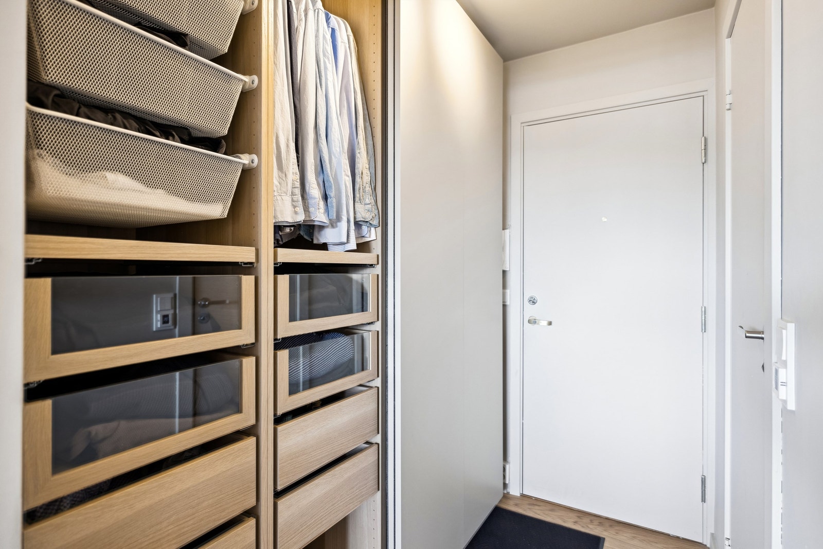 Entré med flott skyvedørsgarderobe Galleribilde