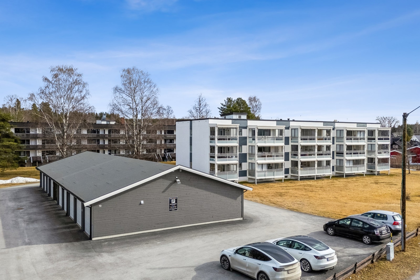 Det medfølger en garasjeplass i felles garasjeanlegg med elbillader. Loftstrapp til lagrinshems med over garasjen Galleribilde