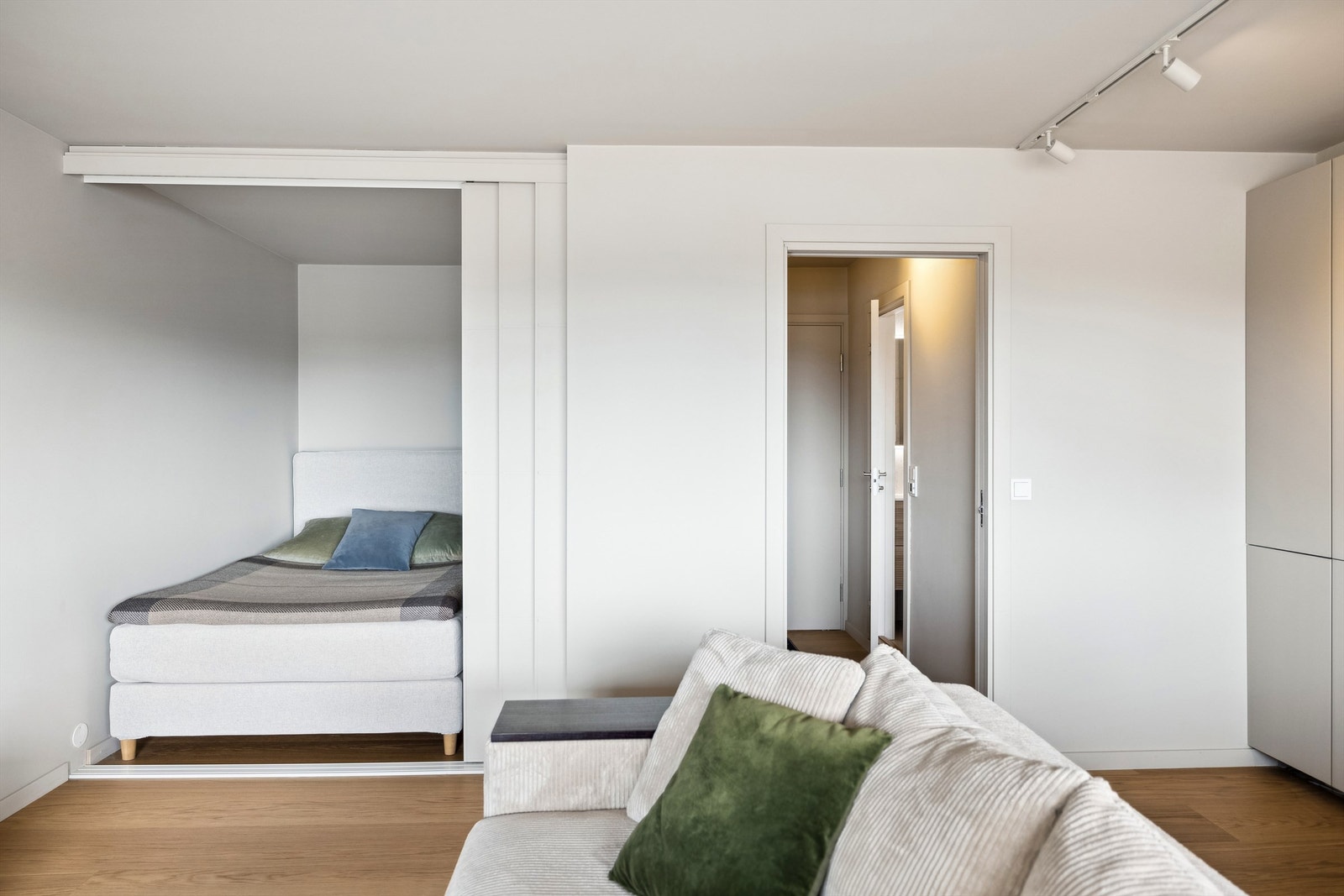 Sovealkove som kan skjules med skyvedører Galleribilde