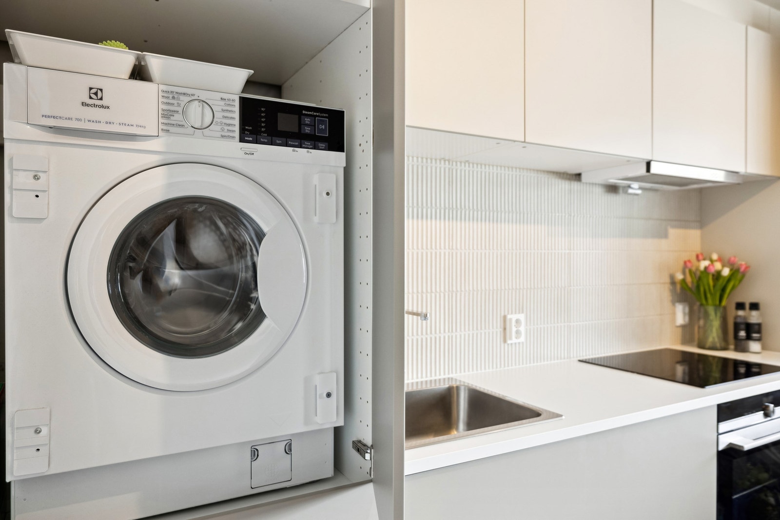 I kjøkkenets høyskap er det plass til både varmtvannsbereder og vaskemaskin Galleribilde