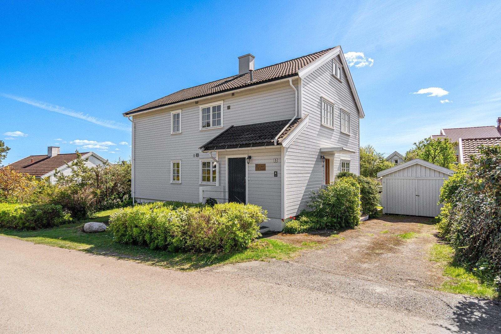 Hel tomannsbolig med to leiligheter Galleribilde