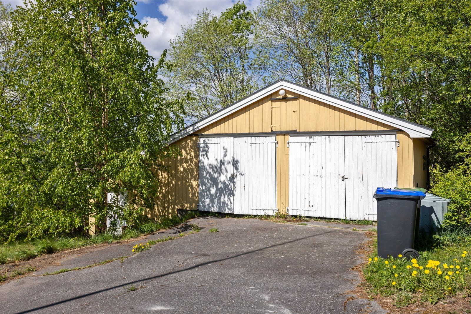 Garasje på eiendommen. Galleribilde