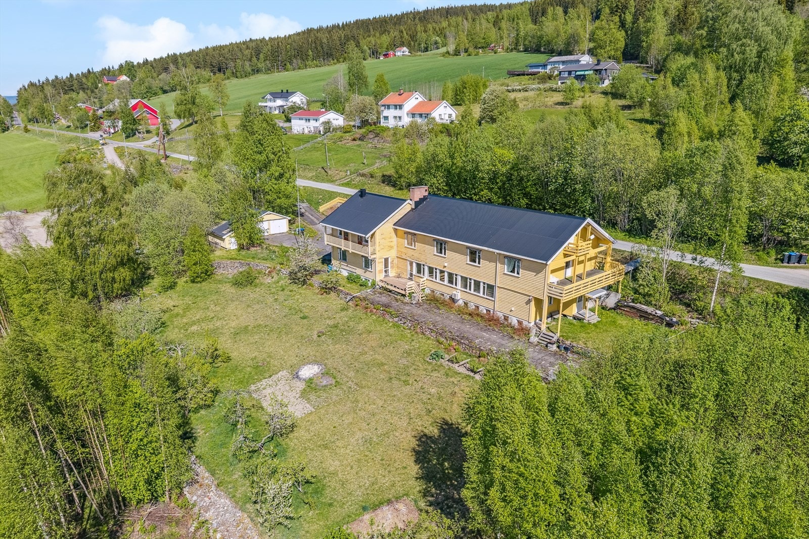 Spredt boligbebyggelse og landbruk i området rundt. Galleribilde