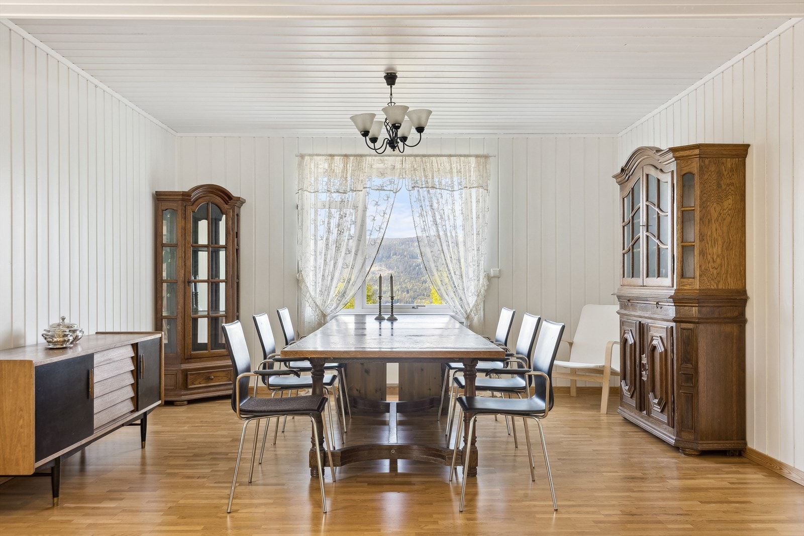 Lysmalte flater i spisestuen. Galleribilde