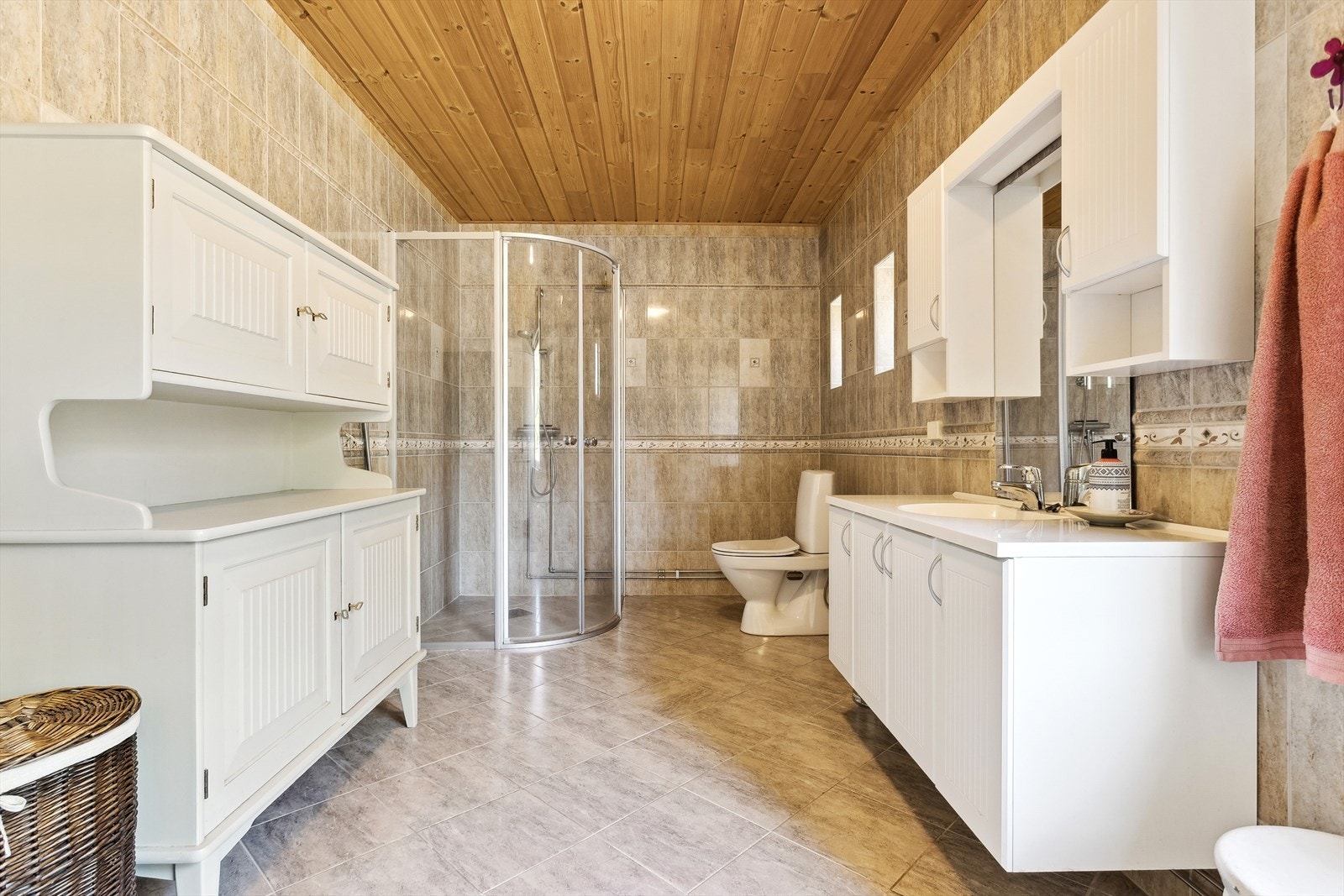 Bad med lys innredning og dusj. Galleribilde