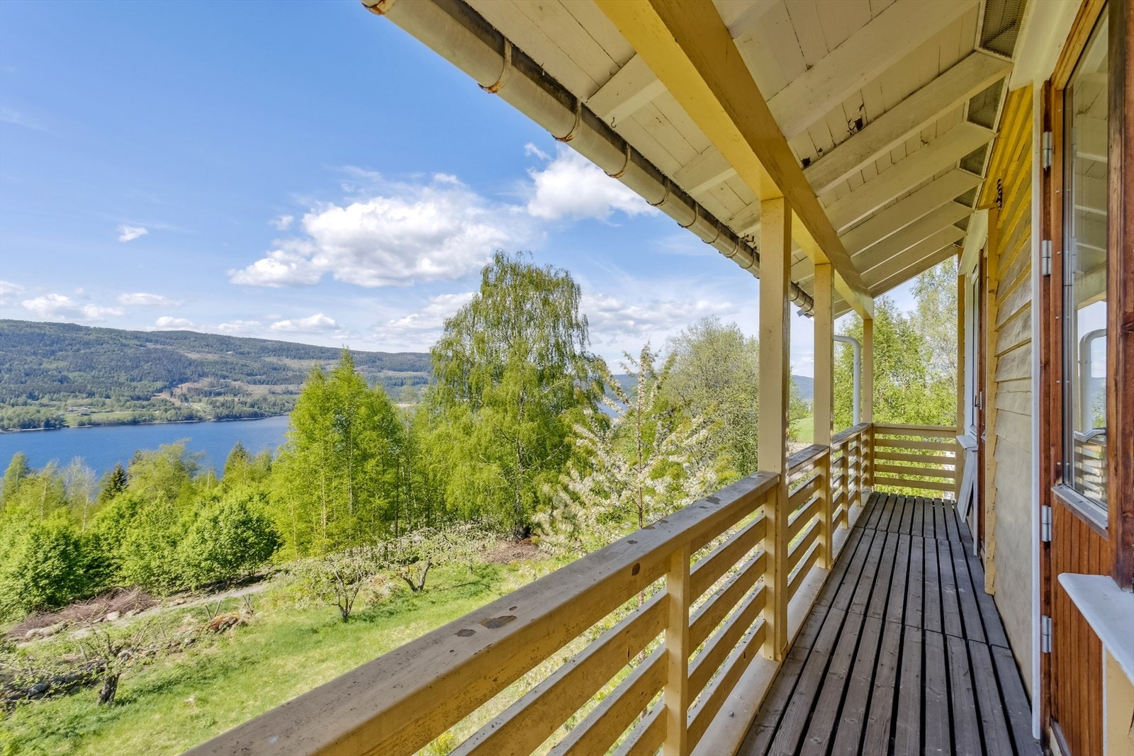 Terrasse med nydelig utsikt til Randsfjorden. Galleribilde